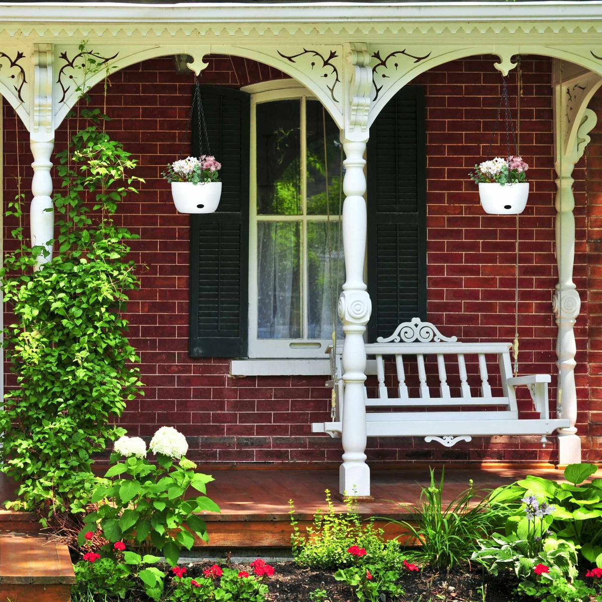 2 hanging baskets with water containers - M