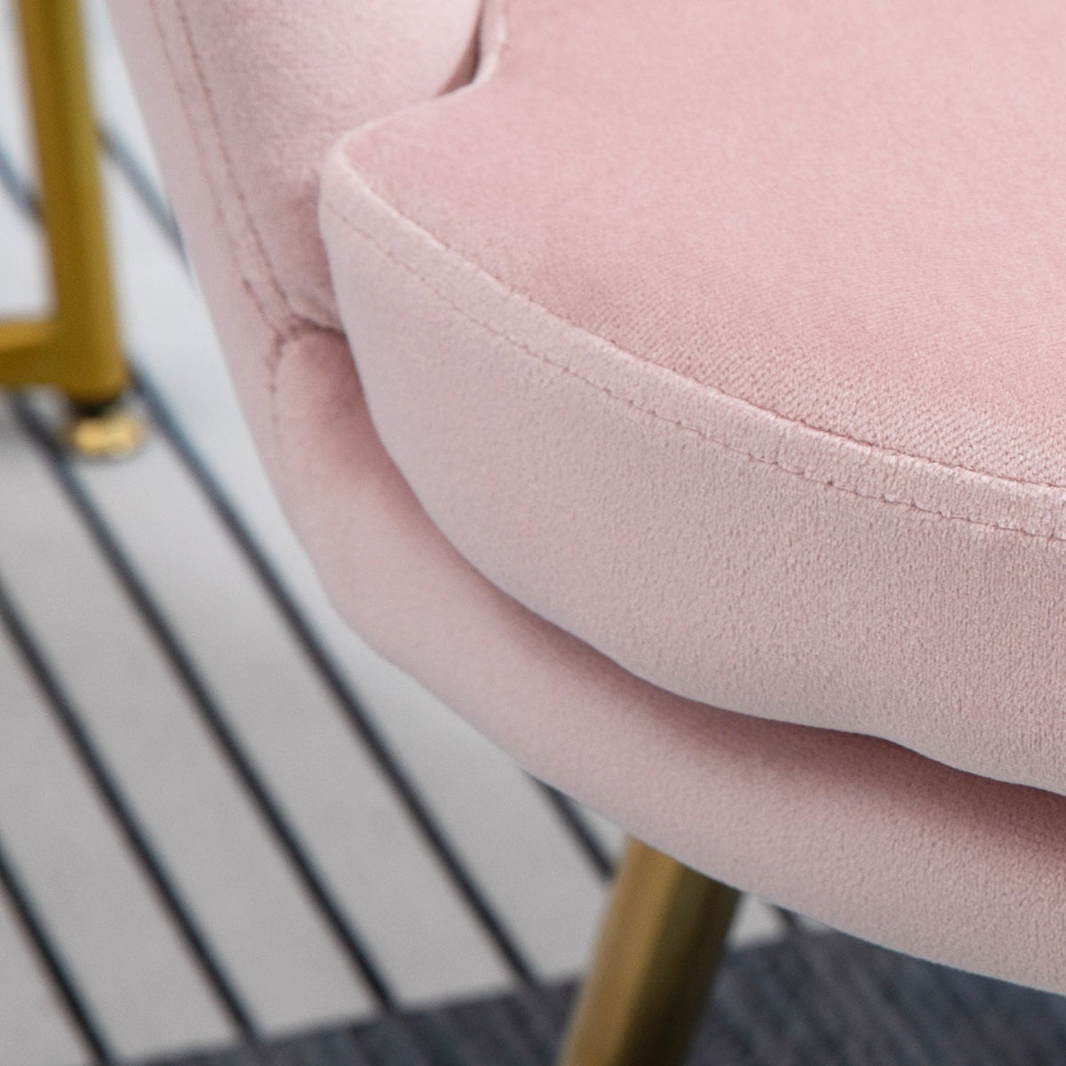 Armchair Living Room Relax Chair Lounge Chair with Lotus Shaped Design Upholstered Chair with Metal Legs Velvet Look Single Chair for Bedroom Pink