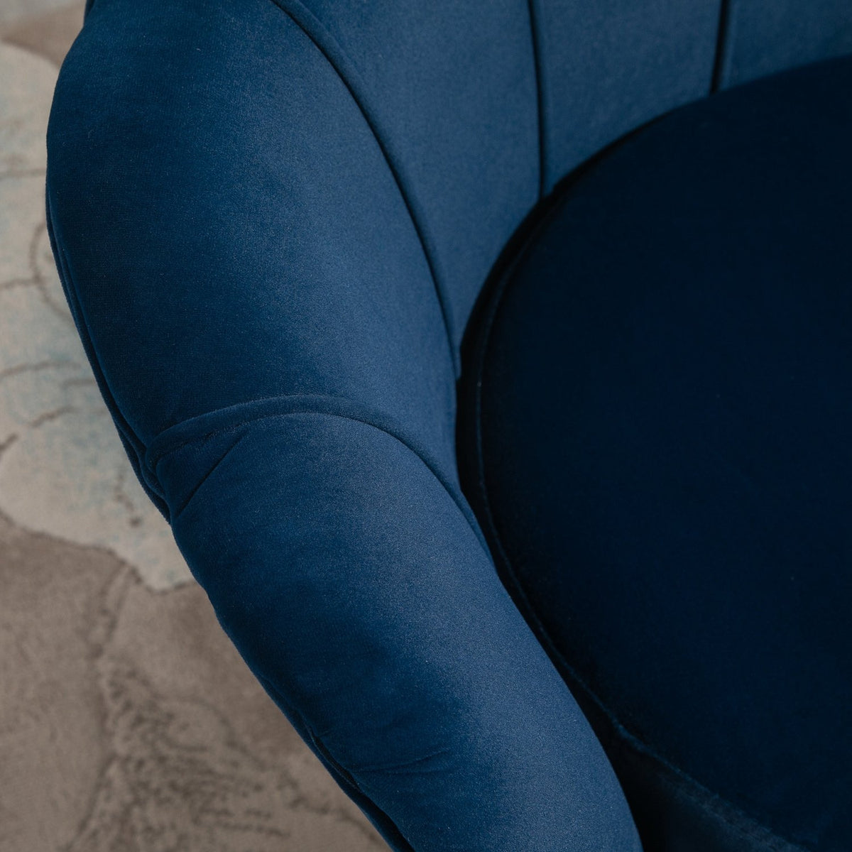 Armchair Upholstered Armchair in Shell Shape Relaxation Chair with Metal Legs Dressing Chair with Velvet Look for Bedroom Living Room Blue