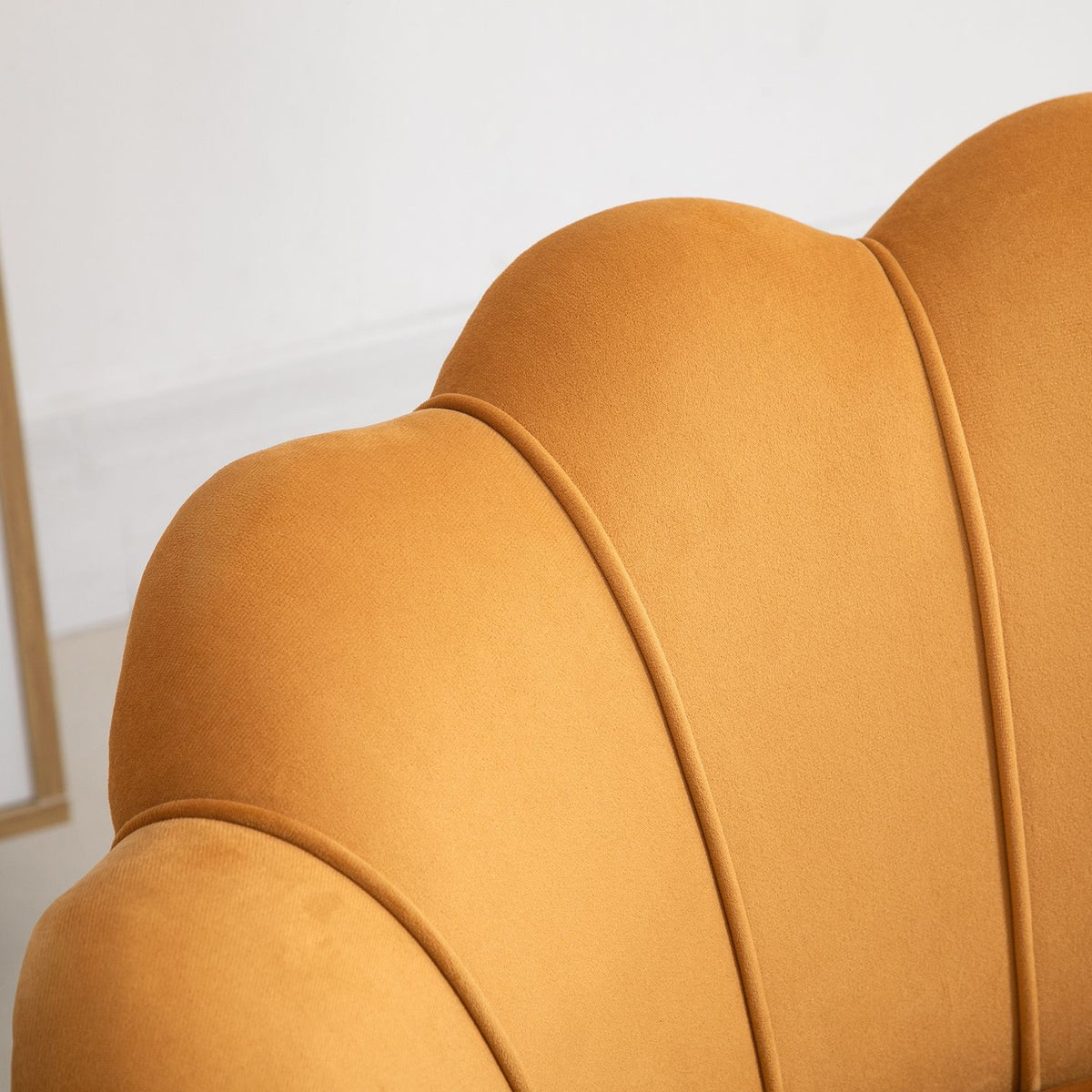 Armchair Upholstered Armchair in Shell Shape Relaxation Chair with Metal Legs Dressing Chair with Velvet Look for Bedroom Living Room Yellow