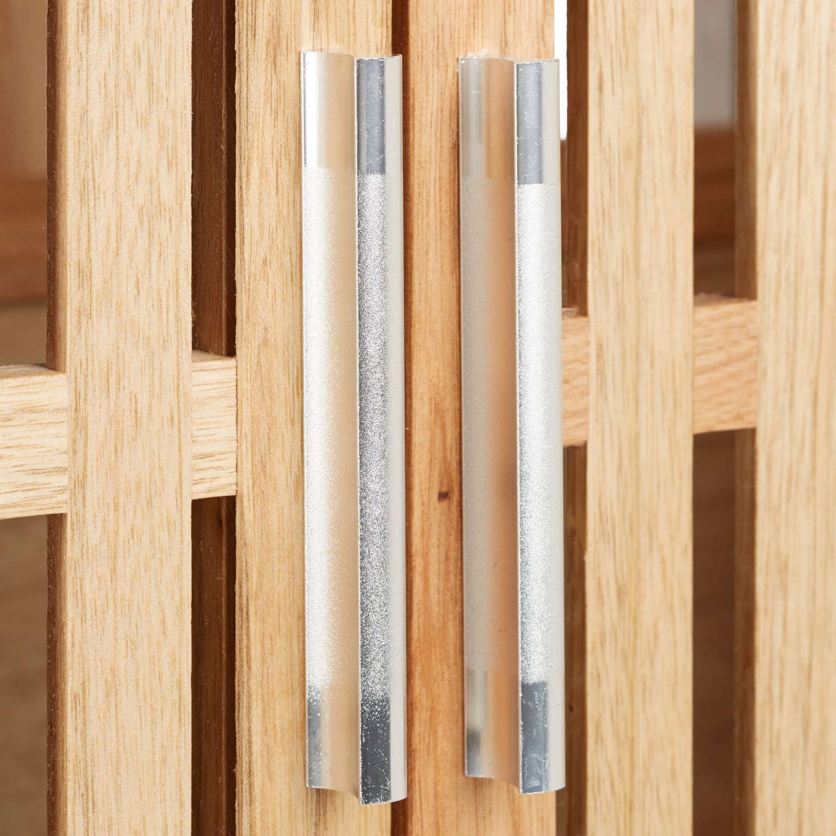 Base cabinet for standing washbasin