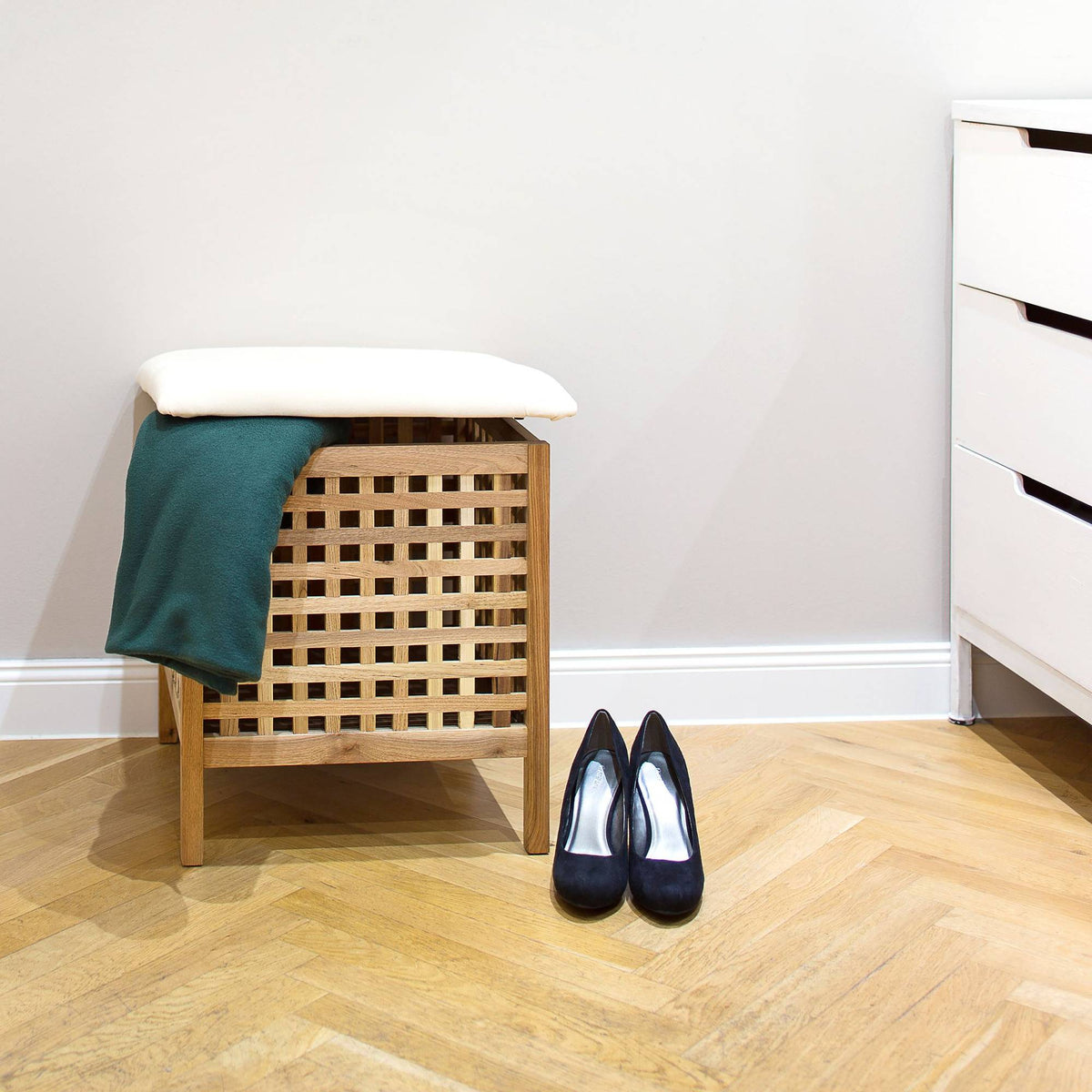 Bathroom stool in walnut with wash basin