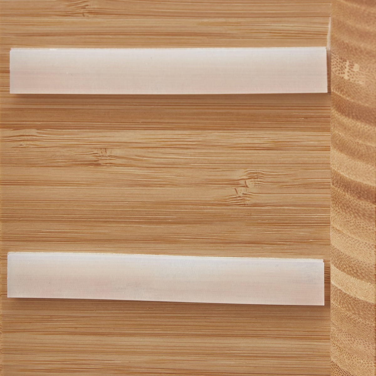 Bath shelf in bamboo with glass holder