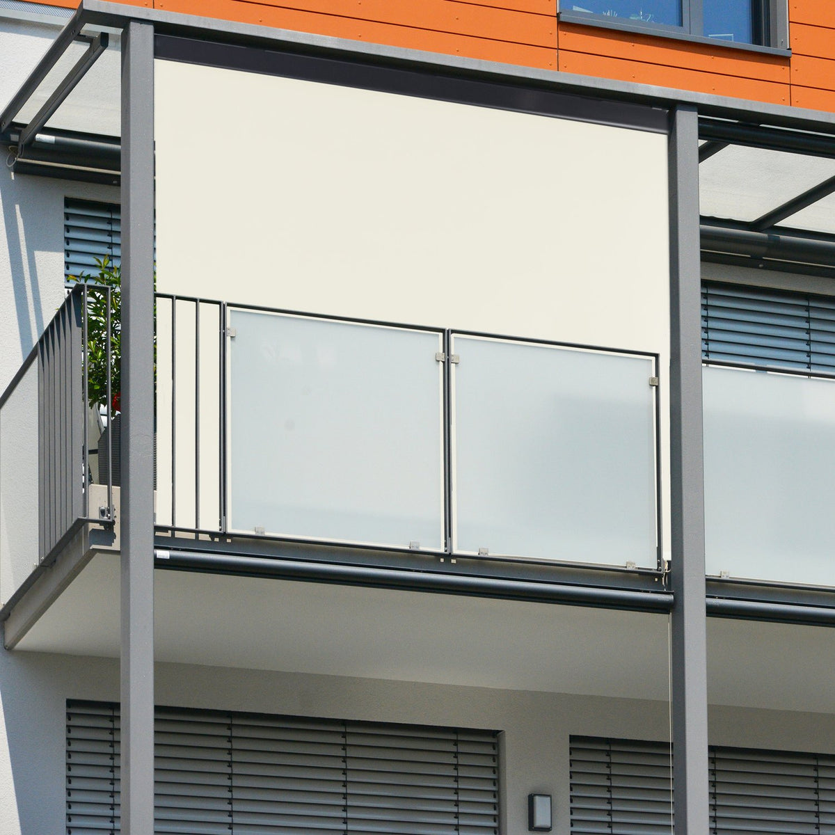 Beige vertical awning with crank