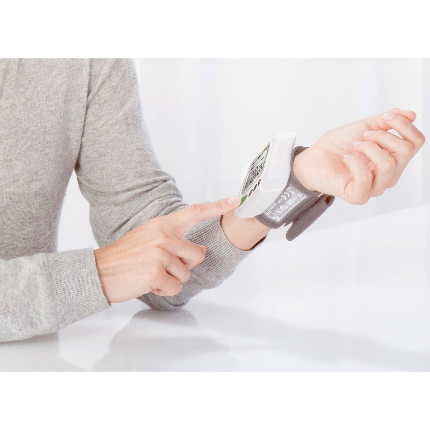 Blood pressure monitor for wrist BW315