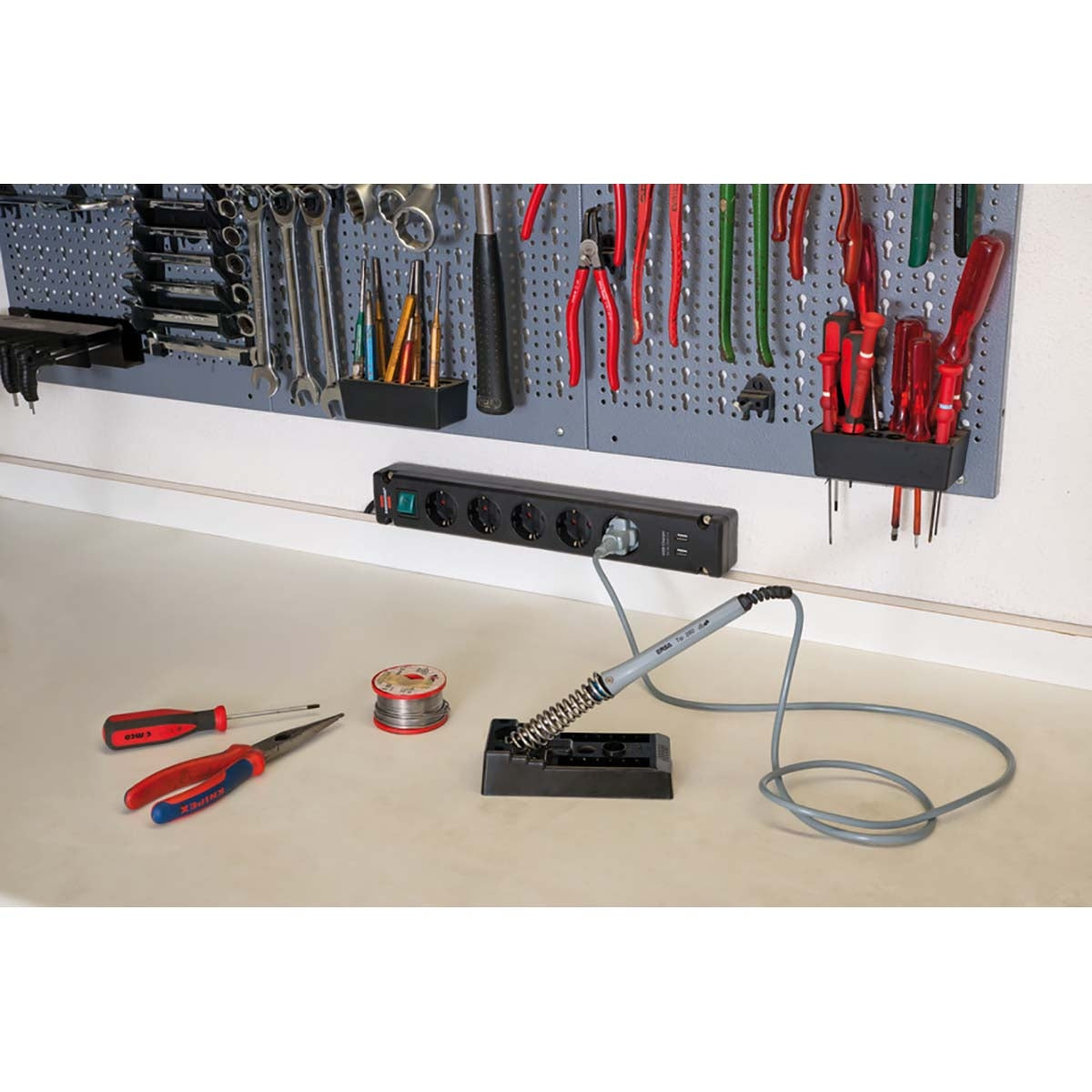 Bremounta 5-way power strip with 2 USB charging sockets Black 3.00 m TYPE F