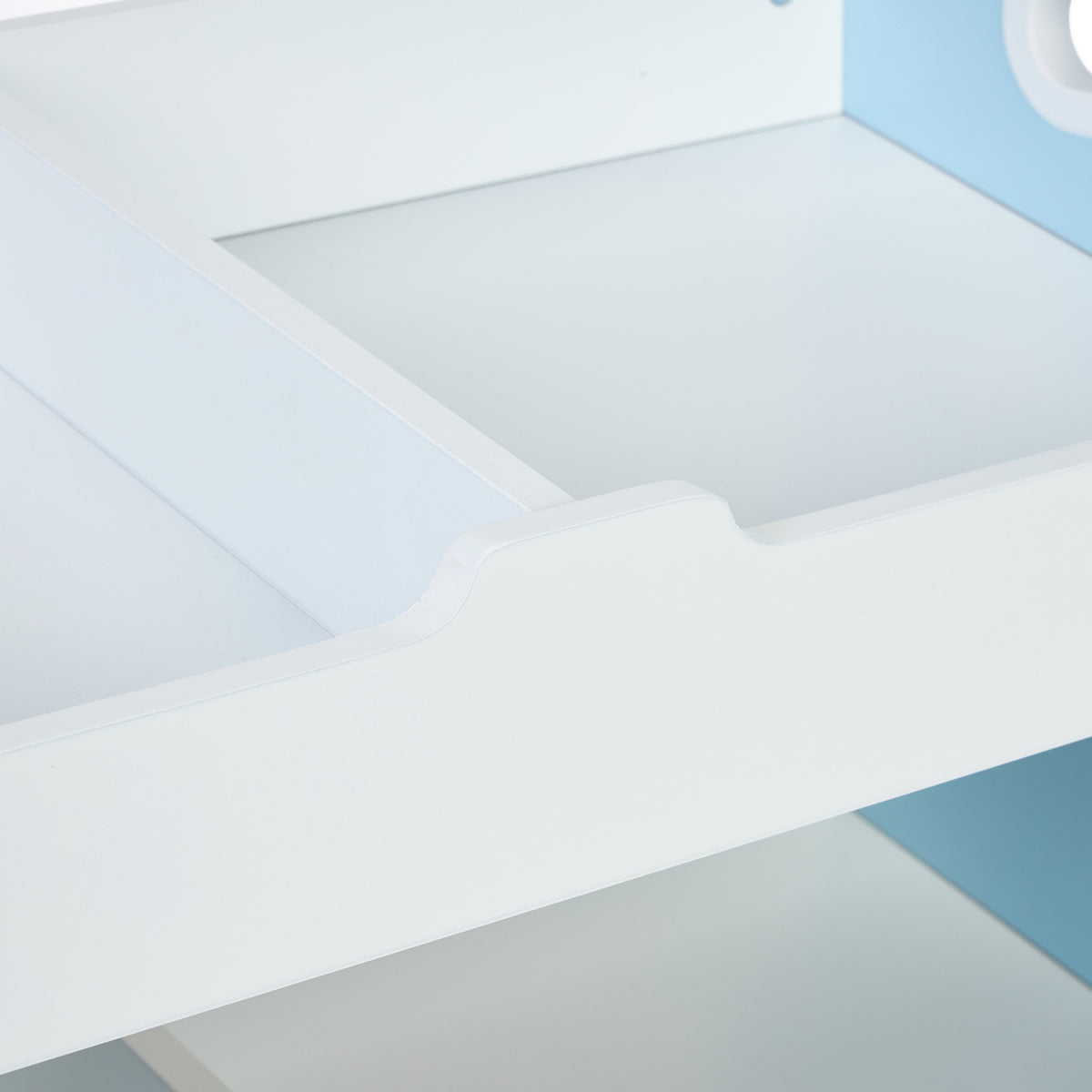 Children's shelf with 5 compartments