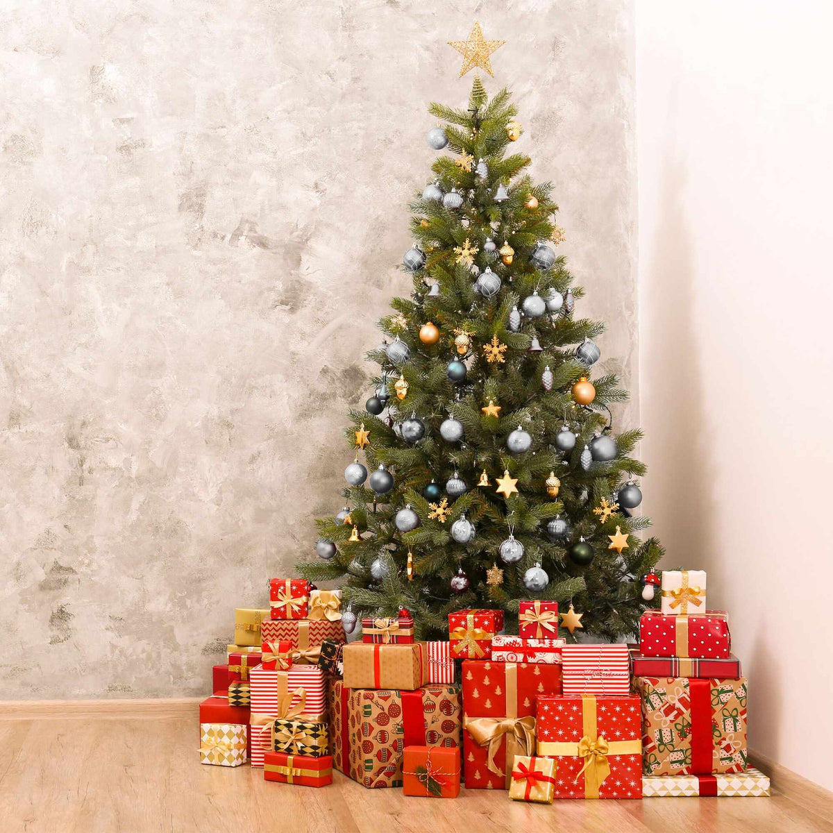 Christmas tree balls in a set of 110 pcs