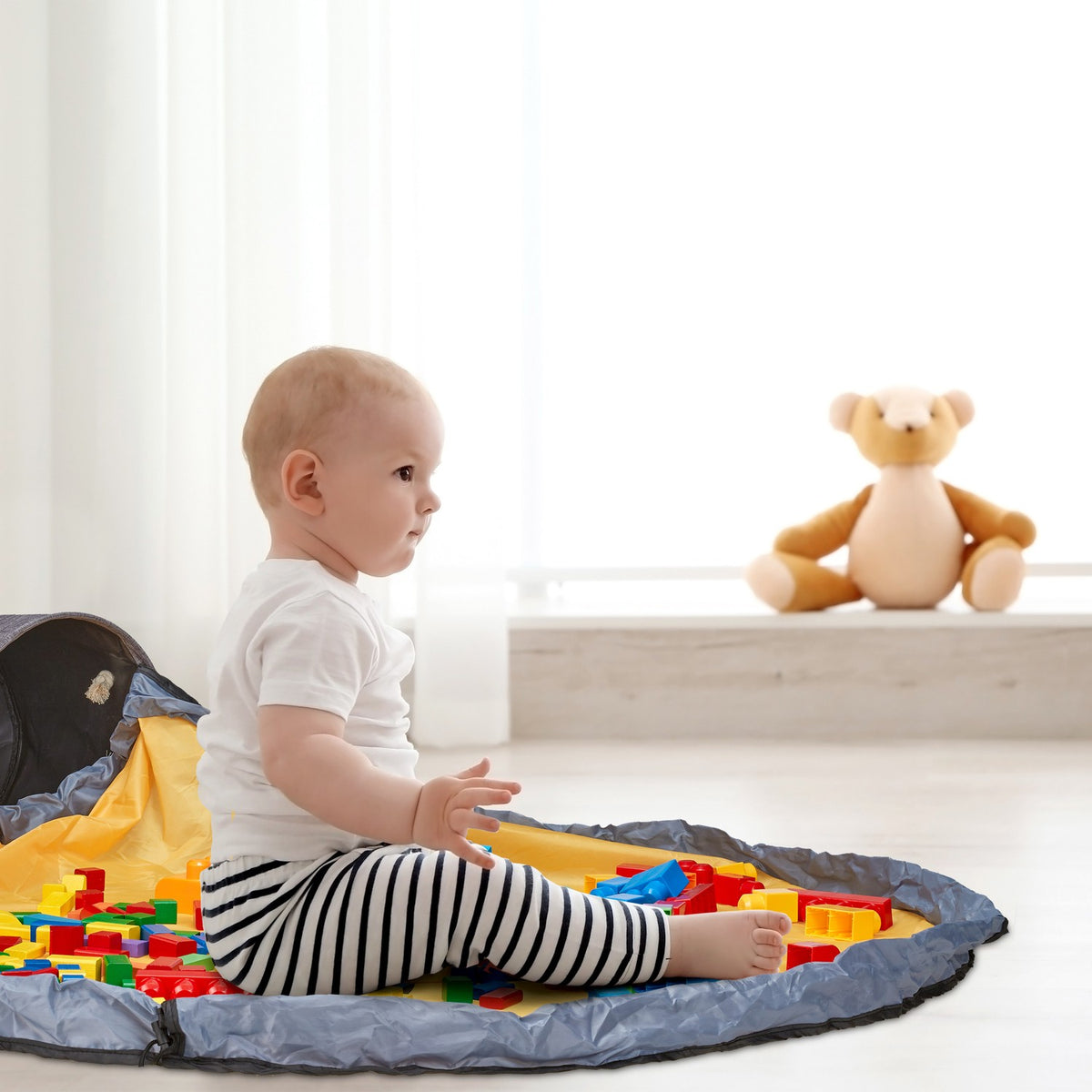 Cleaning bag with play blanket
