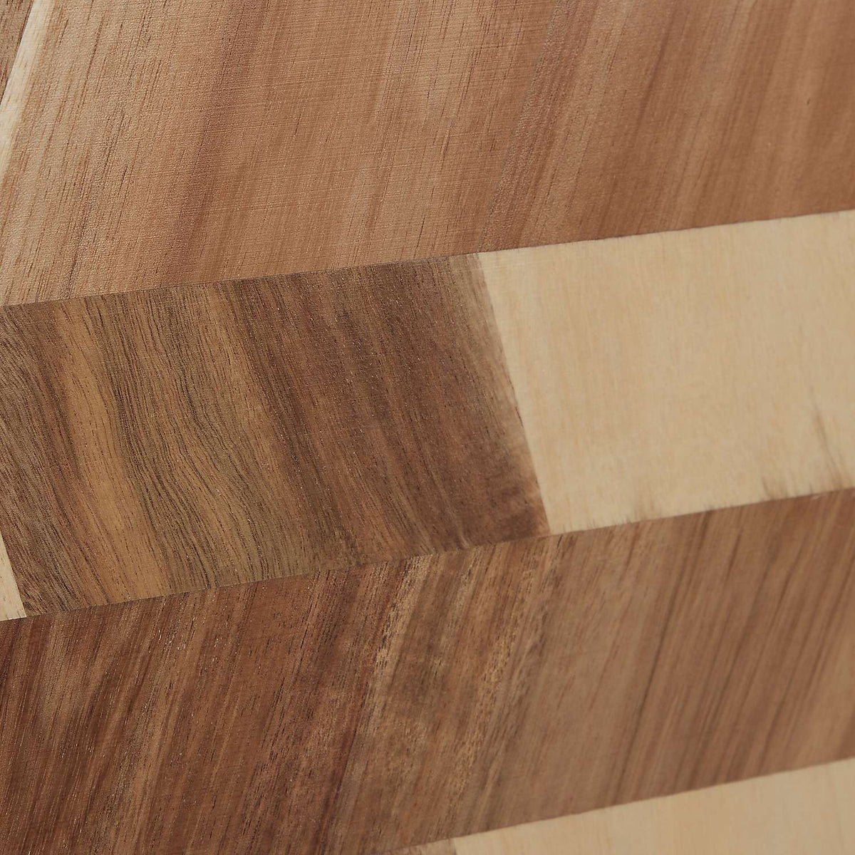 Cutting board in acacia wood