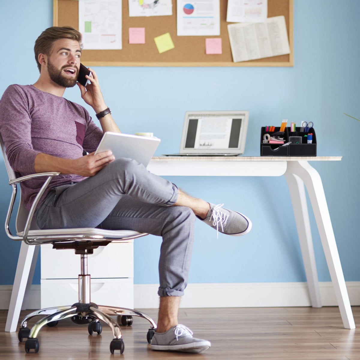 Desk organization in leather look