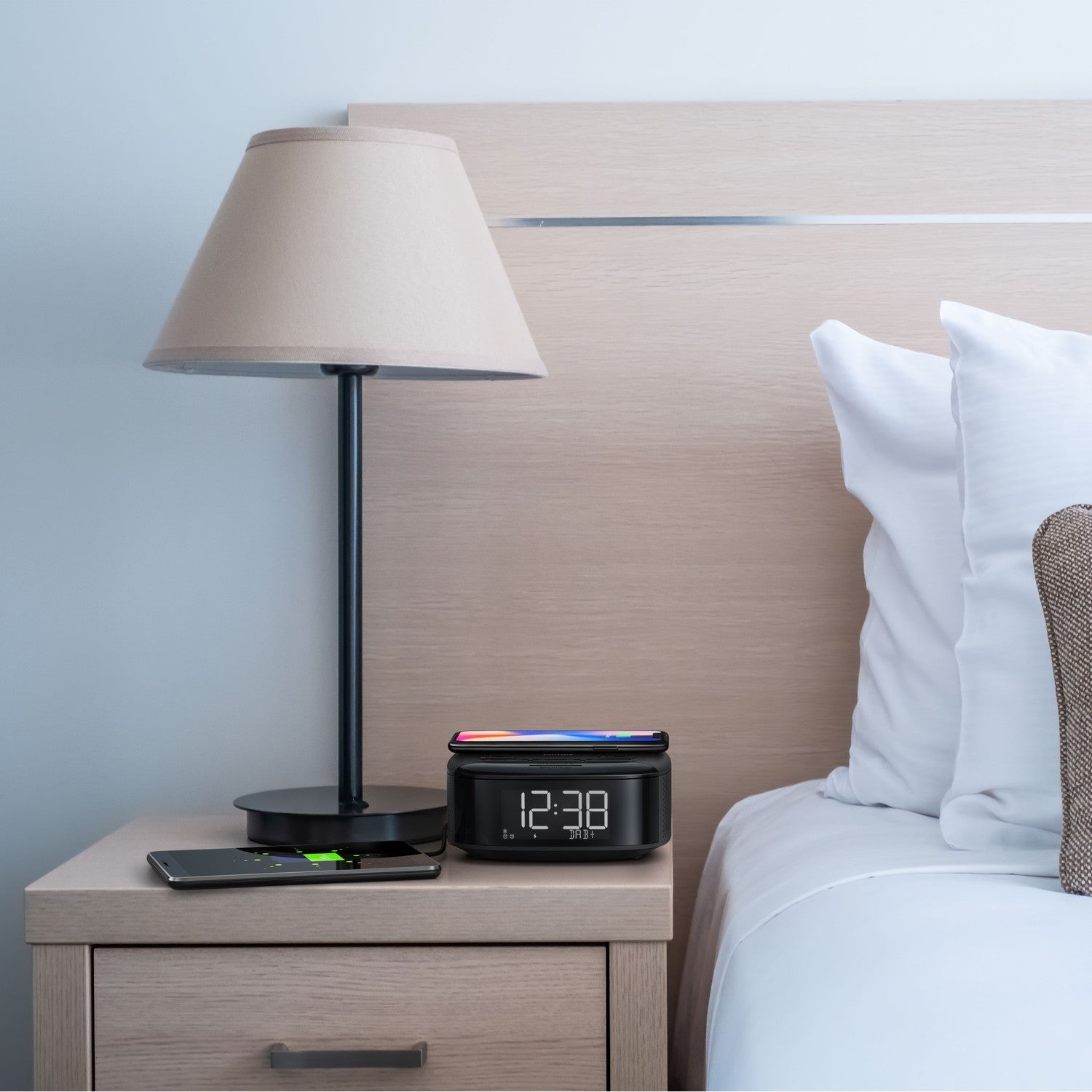 Digital DAB+/FM clock radio QI charging