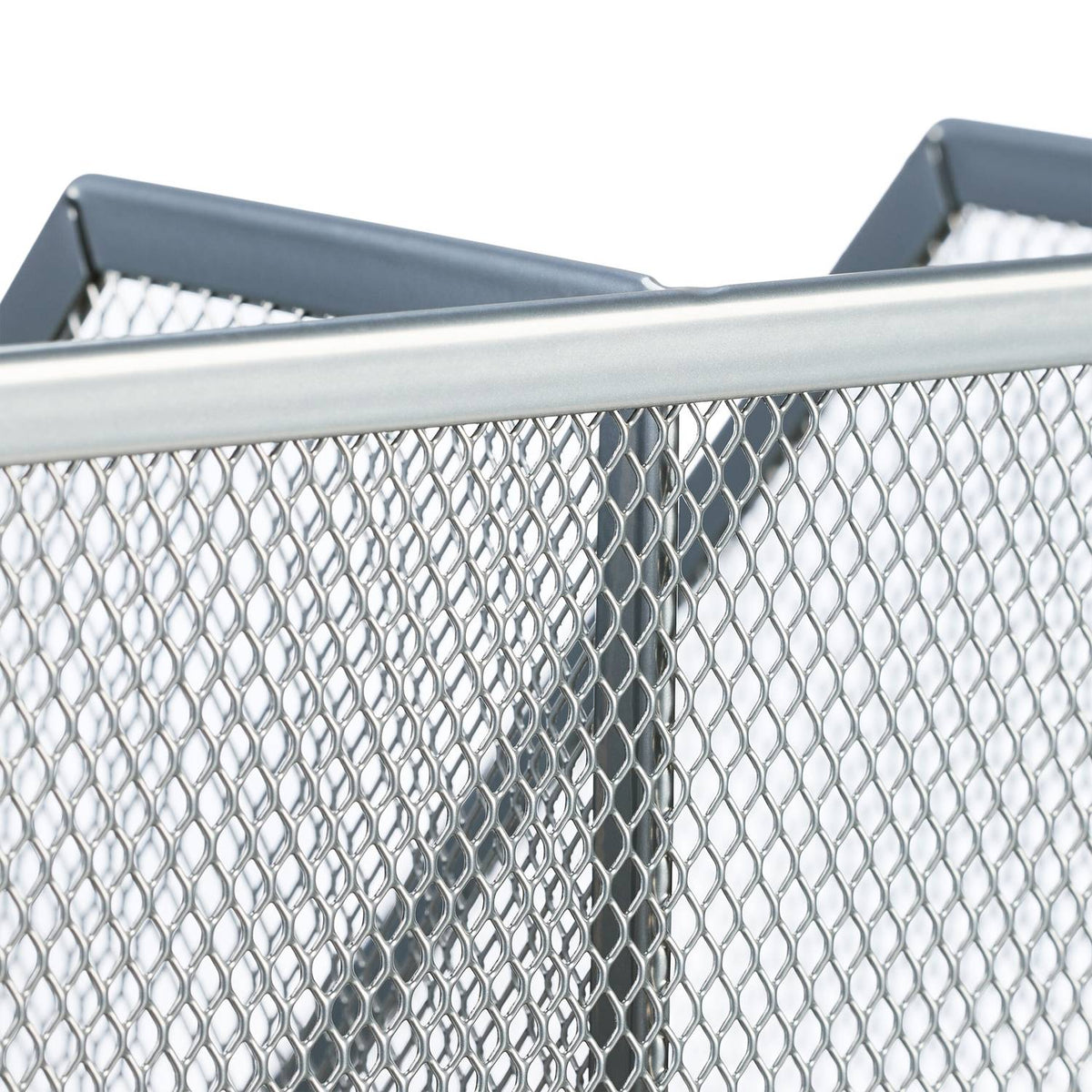 Drawer shelf with 3 pull-out baskets