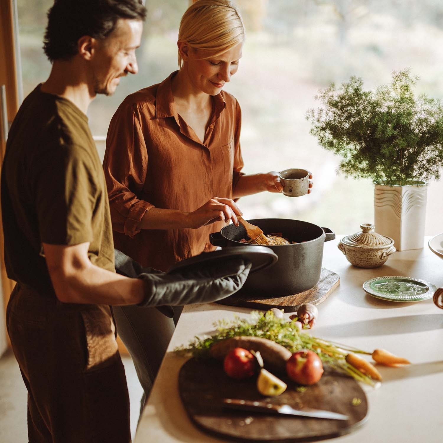 Enamel Pot with Lid, 6L Capacity