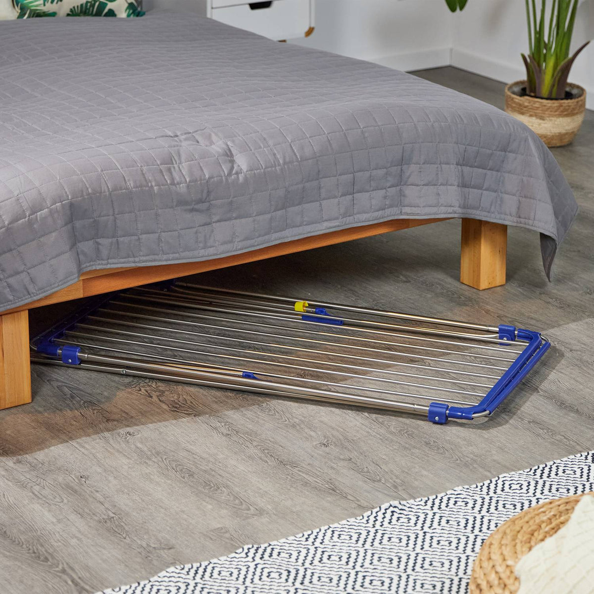 Expandable clothes hanger