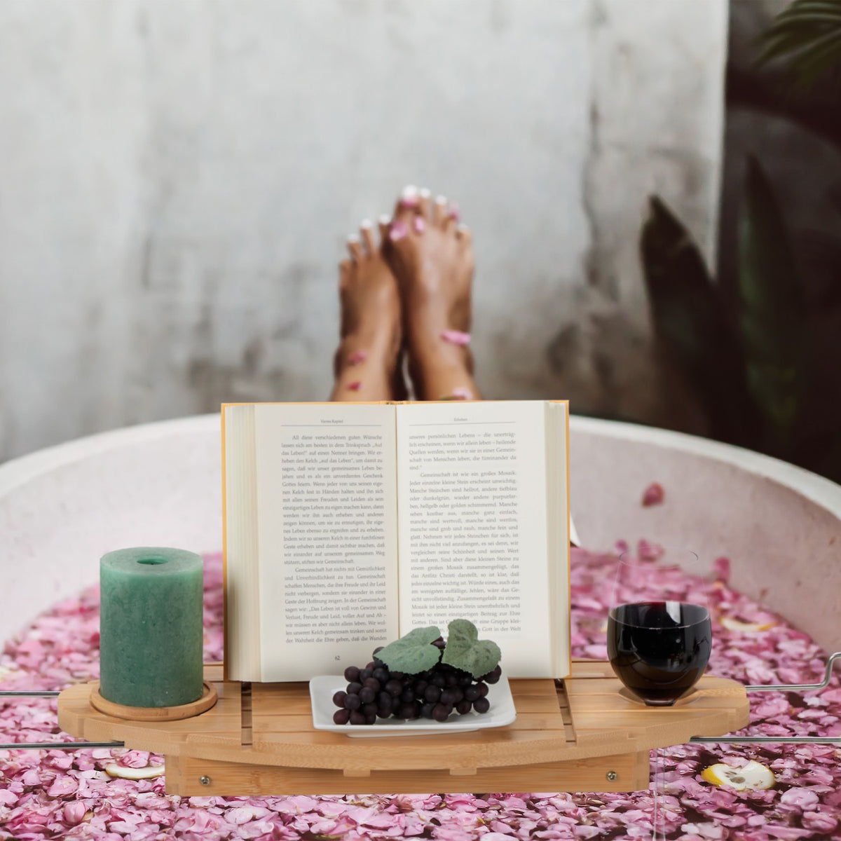 Extendable bath shelf in bamboo