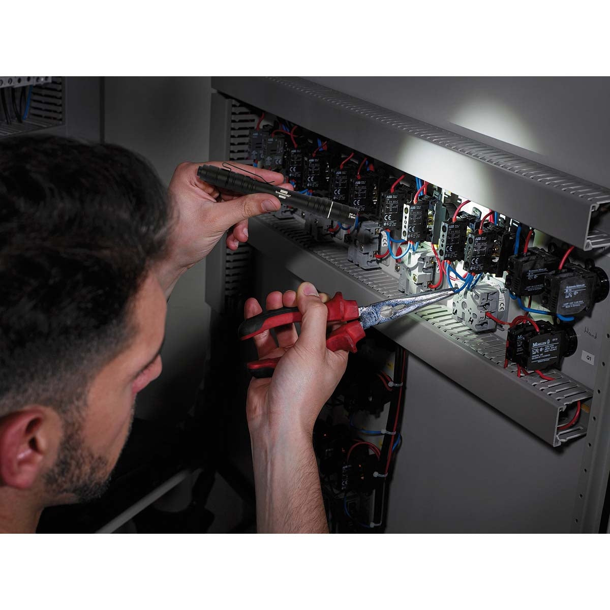 Flashlight LED LuxPremium TL 210 F / flashlight with batteries and light Osram LED (180lm, up to 7 hours burning time, foreign body and splash-proof IP44)