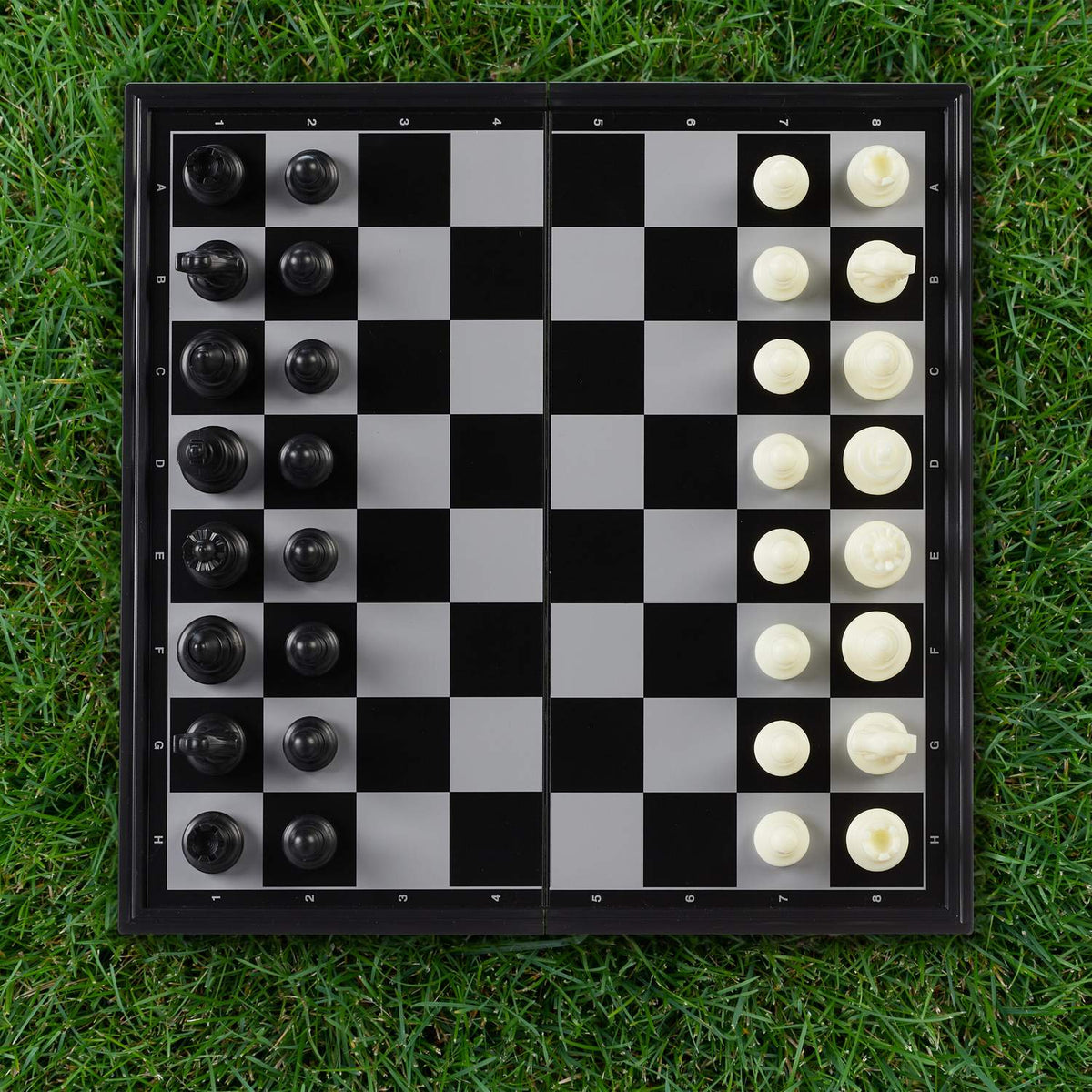 Foldable and magnetic chess set