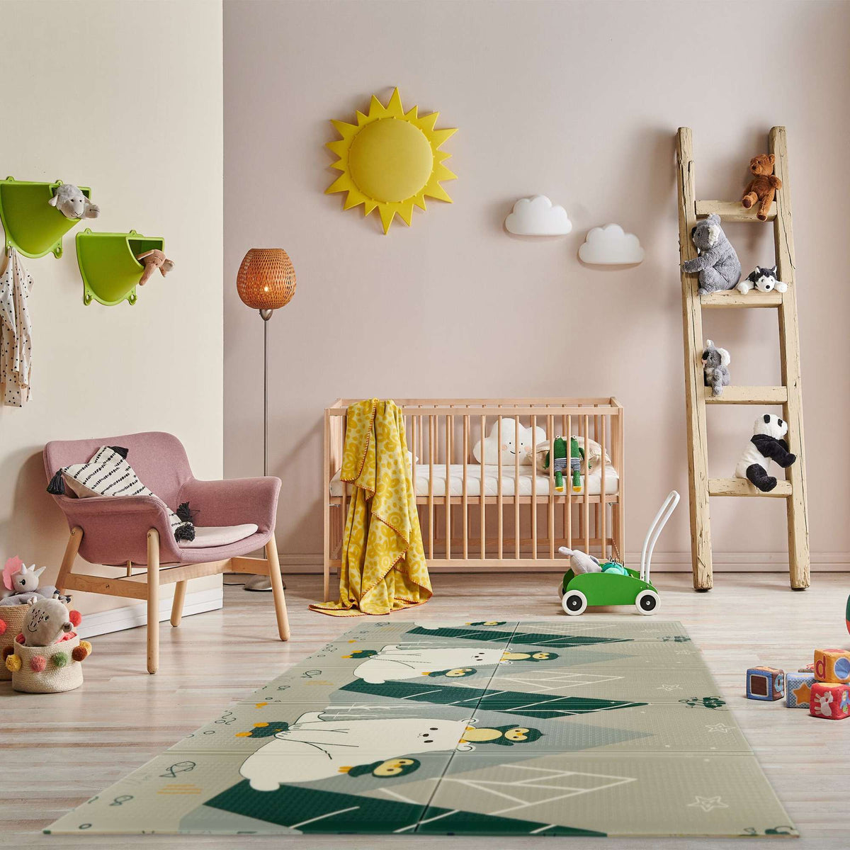 Foldable play mat with animal motifs