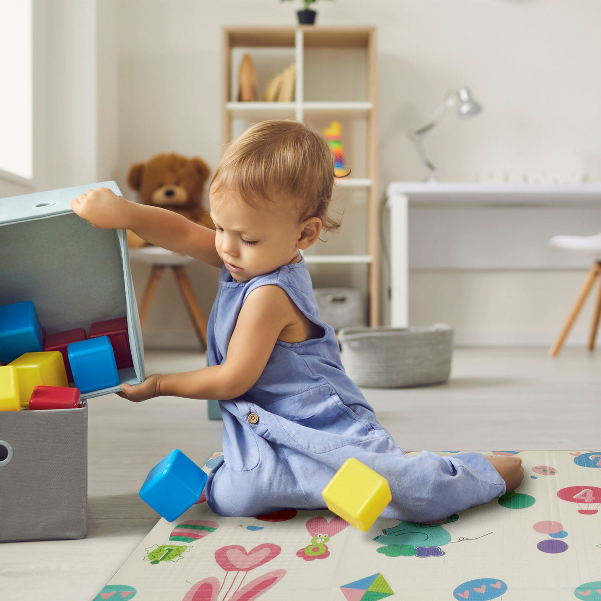 Foldable play mat with animal motifs