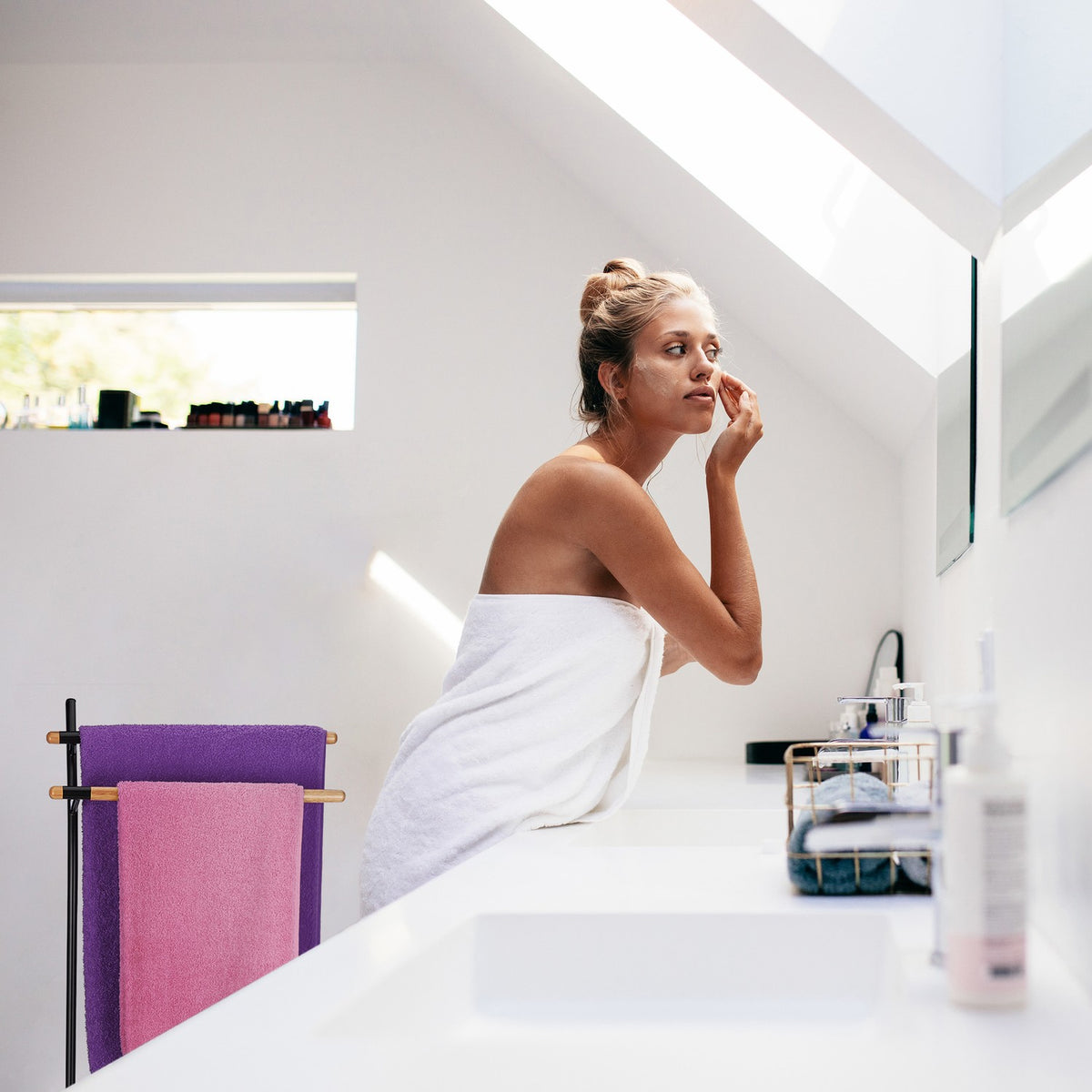 Freestanding towel rack