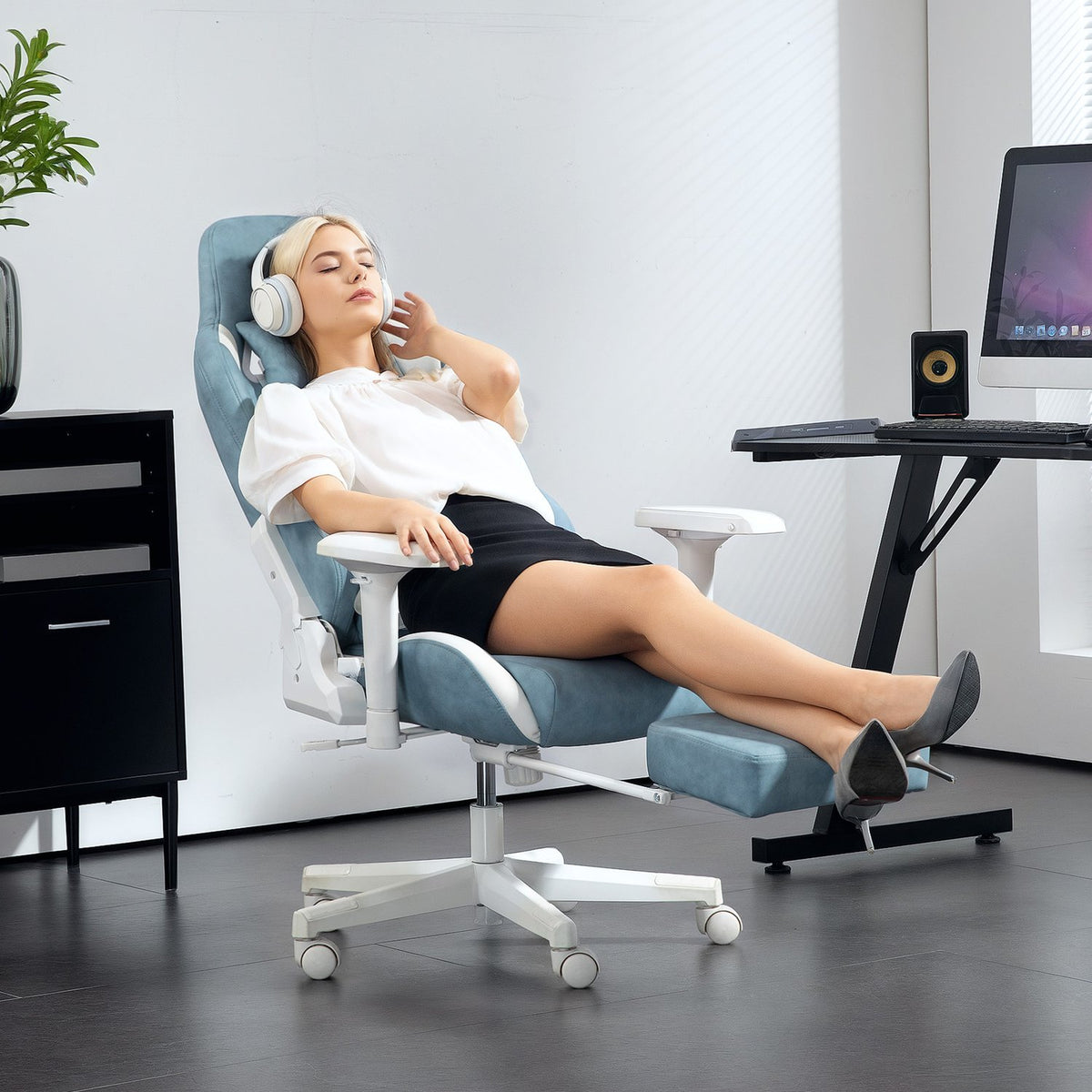 Gaming chair with reclining function, height-adjustable desk chair with head and lumbar cushions, ergonomic gaming chair with extendable footrest, artificial leather, up to 120 kg, blue