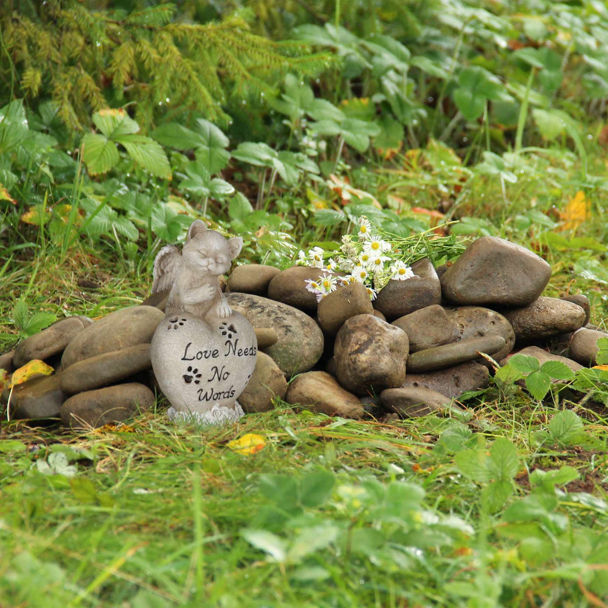 Grave decoration for cat