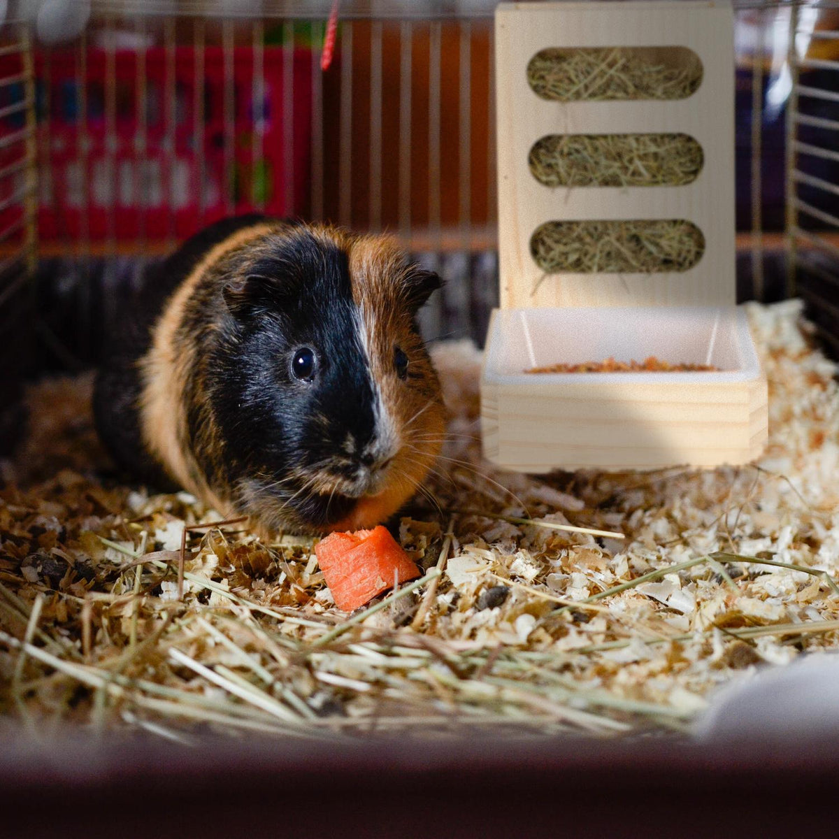 Hay hedge with feed bowl