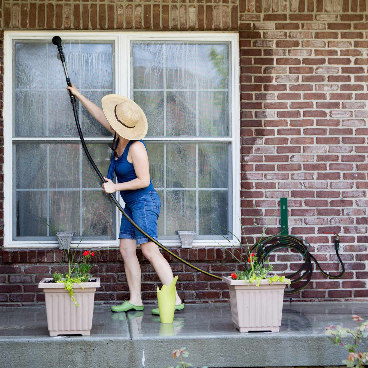 Hose holder wall