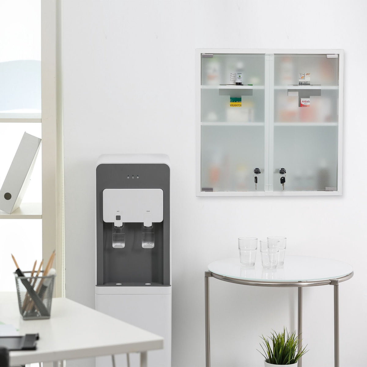 Lockable medicine cabinet with double doors