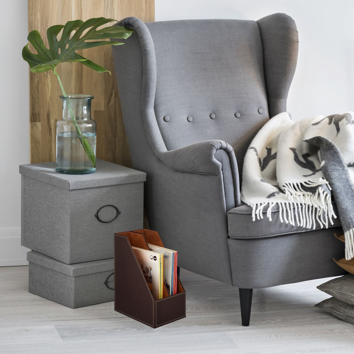 Magazine collector with 2 compartments