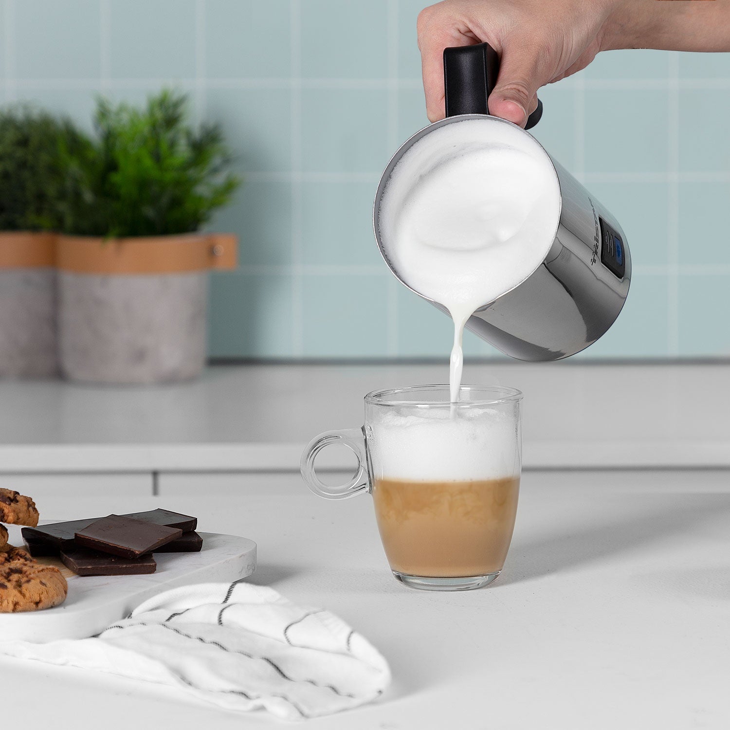 Milk frother MK-2276 removable from the power plate