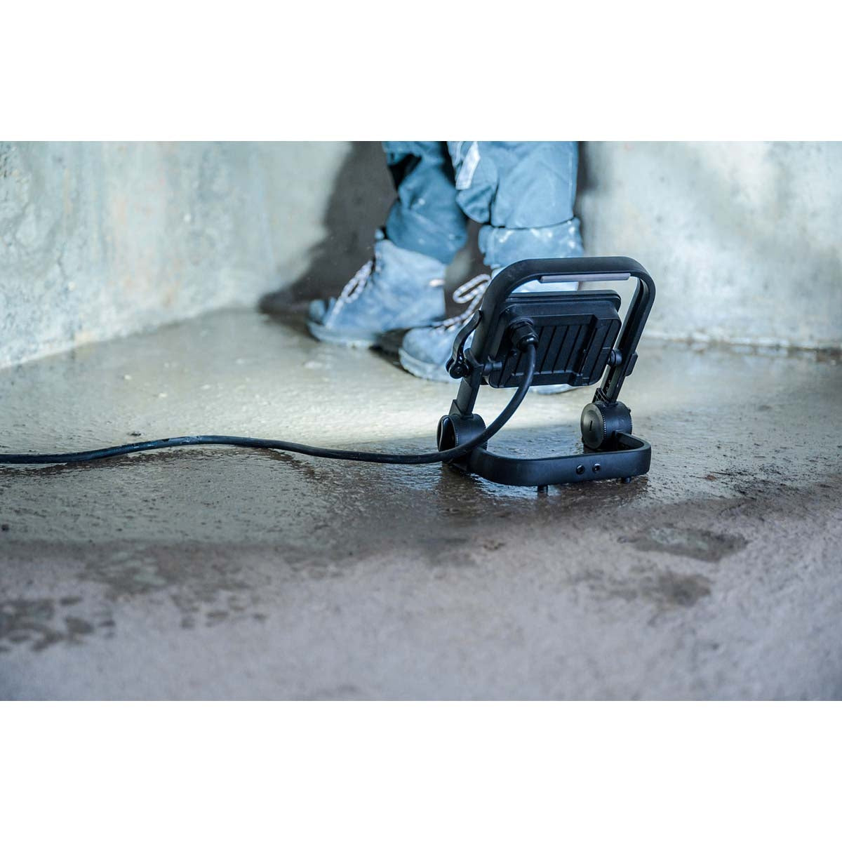 Mobile LED construction lamp JARO 3060 M / LED emergency lighting for outdoors 20W (work lamp with 2m cable and quick connection, LED spotlight IP65, 2300lm)