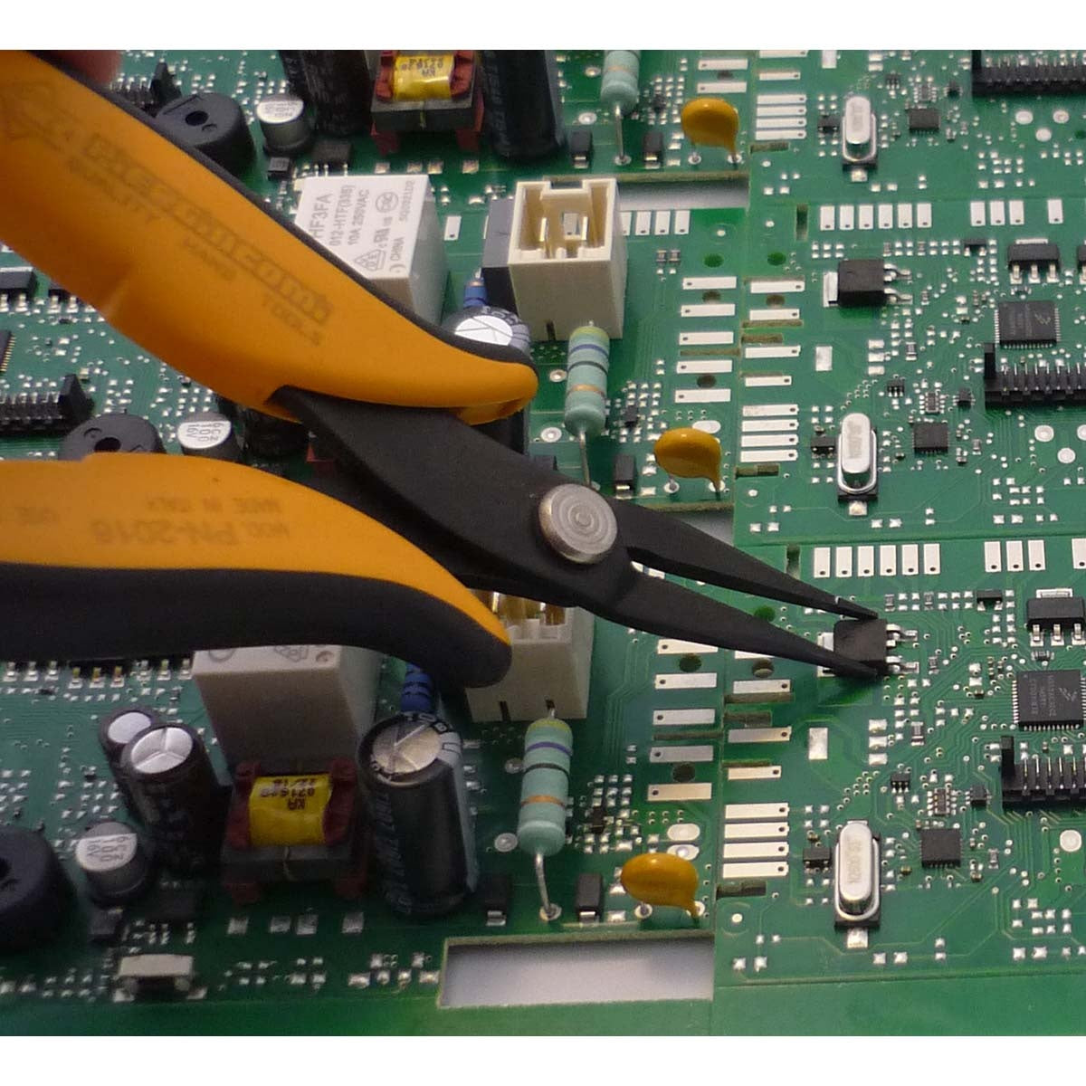 Needle nose pliers with long, smooth jaws rounded on the outside