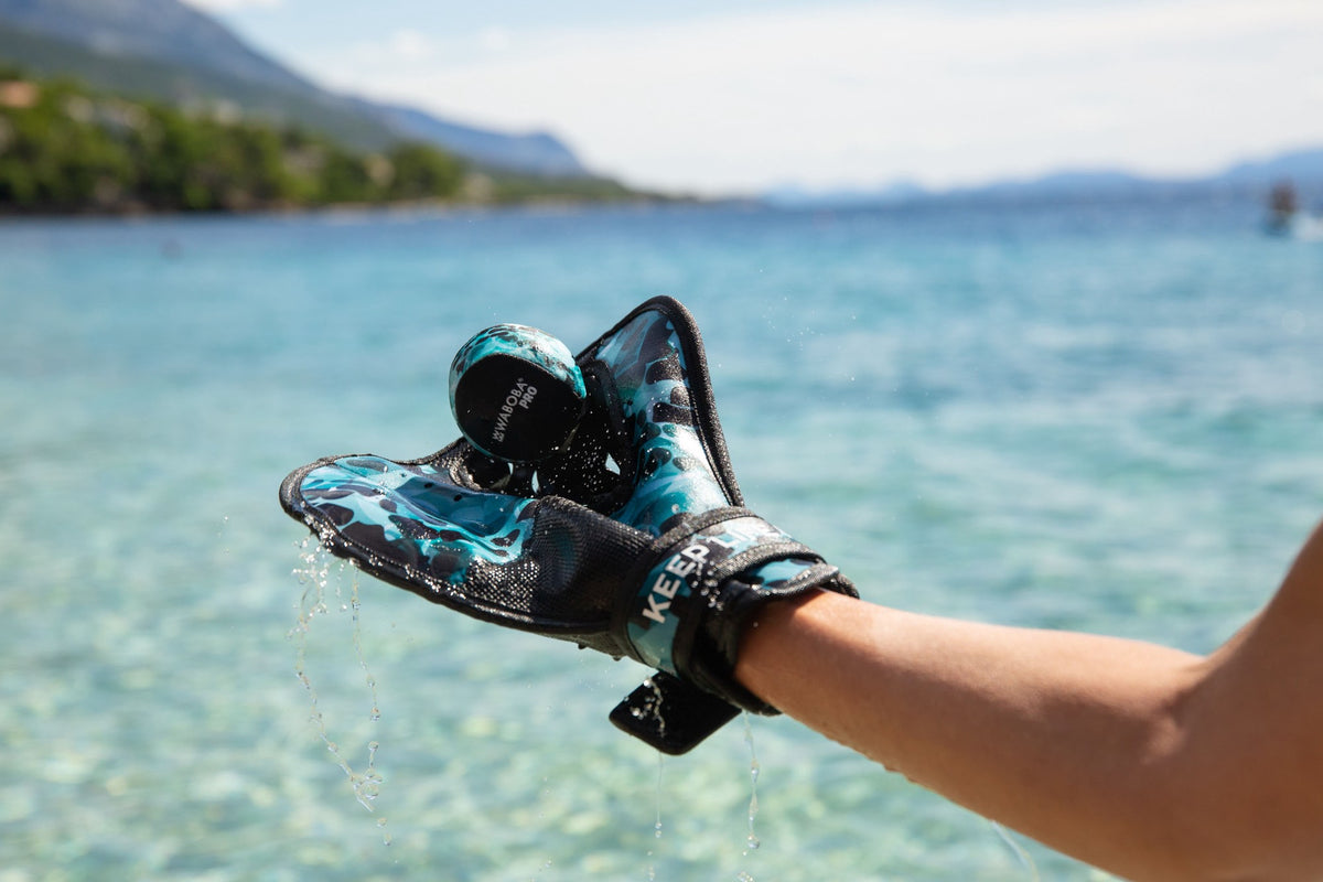 Neoprene Water Glove with Skipping Ball for Ages 10+