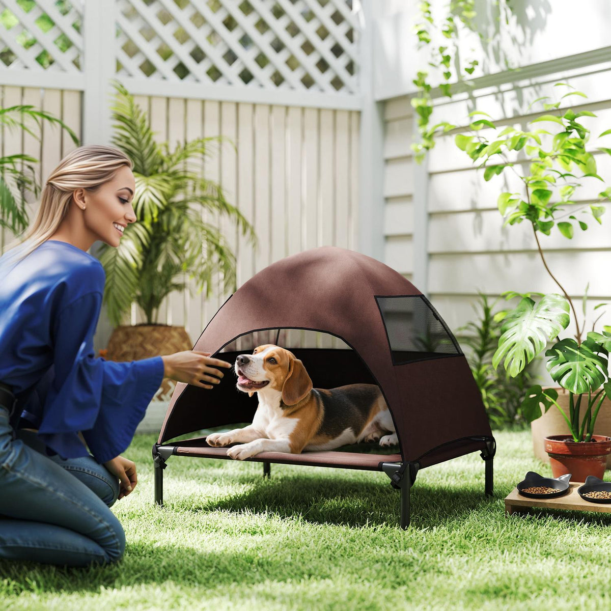 Outdoor Dog Lounger with Roof, Elevated Dog Bed for Medium Dogs, Cooling Pet Lounger with Washable Mesh Metal Frame Carrying Bag, Pet Bed for Outdoor Camping 76x61x71cm, Coffee |