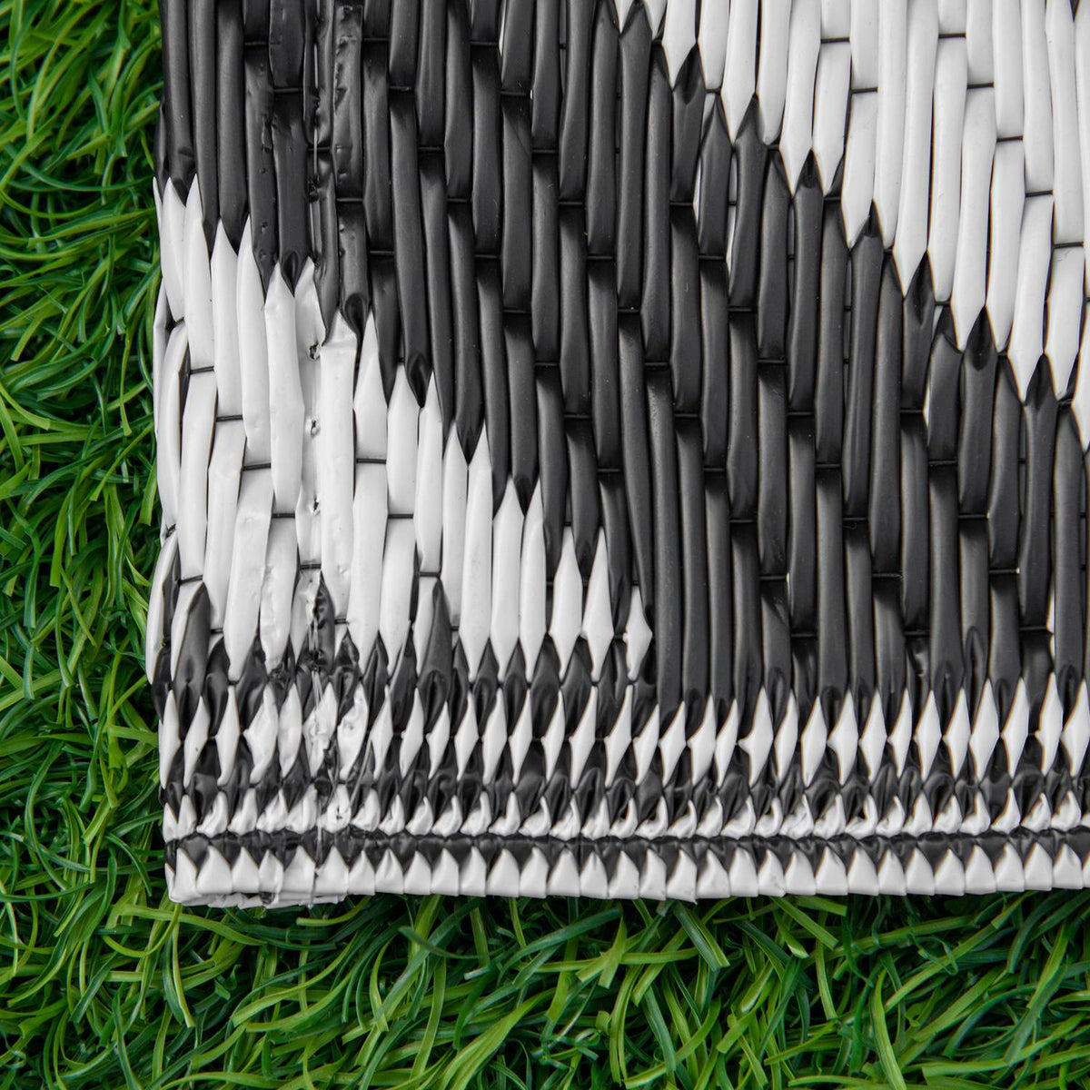 Outdoor carpet plastic carpet double-sided design water-repellent for patio balcony black white 152 x 243 cm