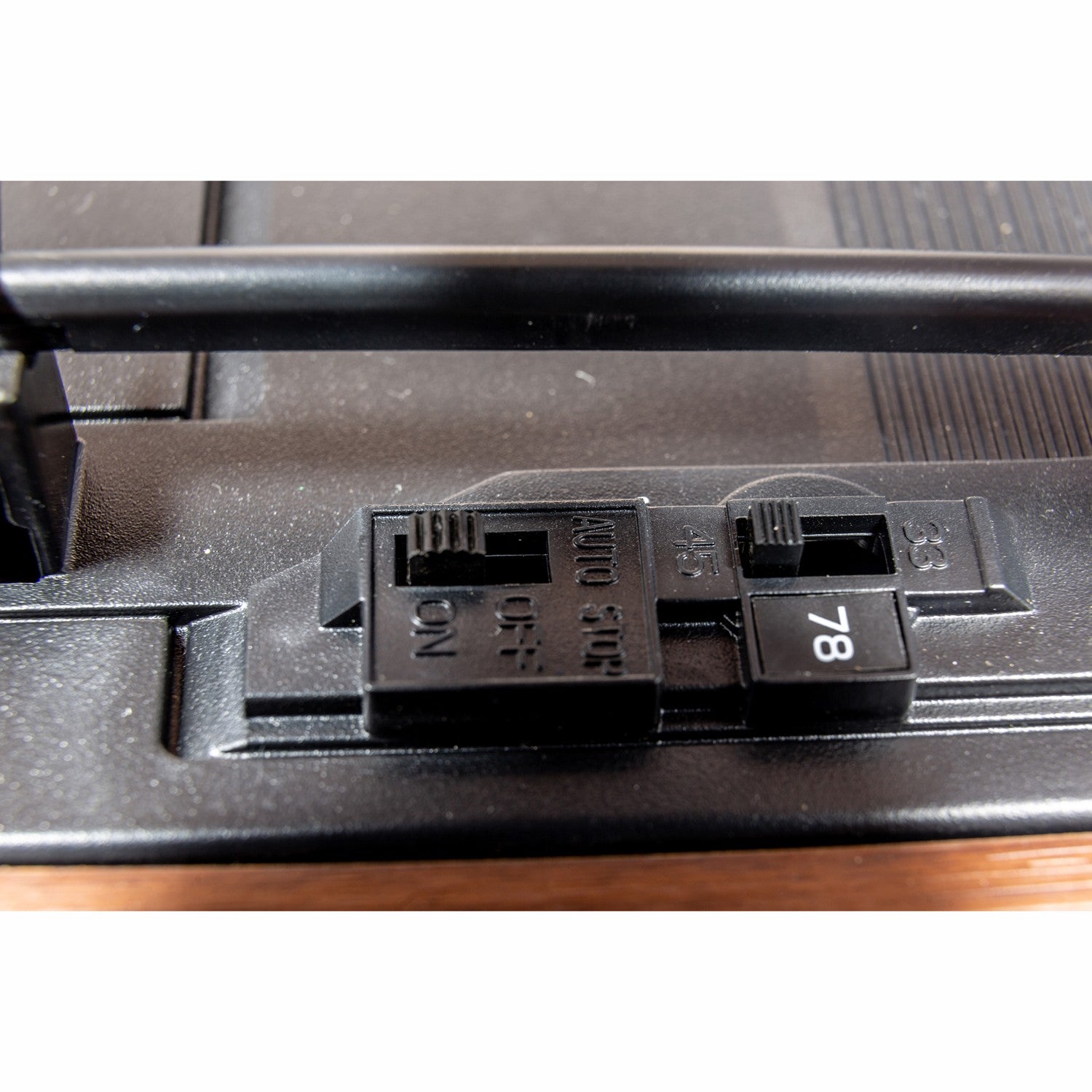 PL186H Turntable with radio and built-in speakers.