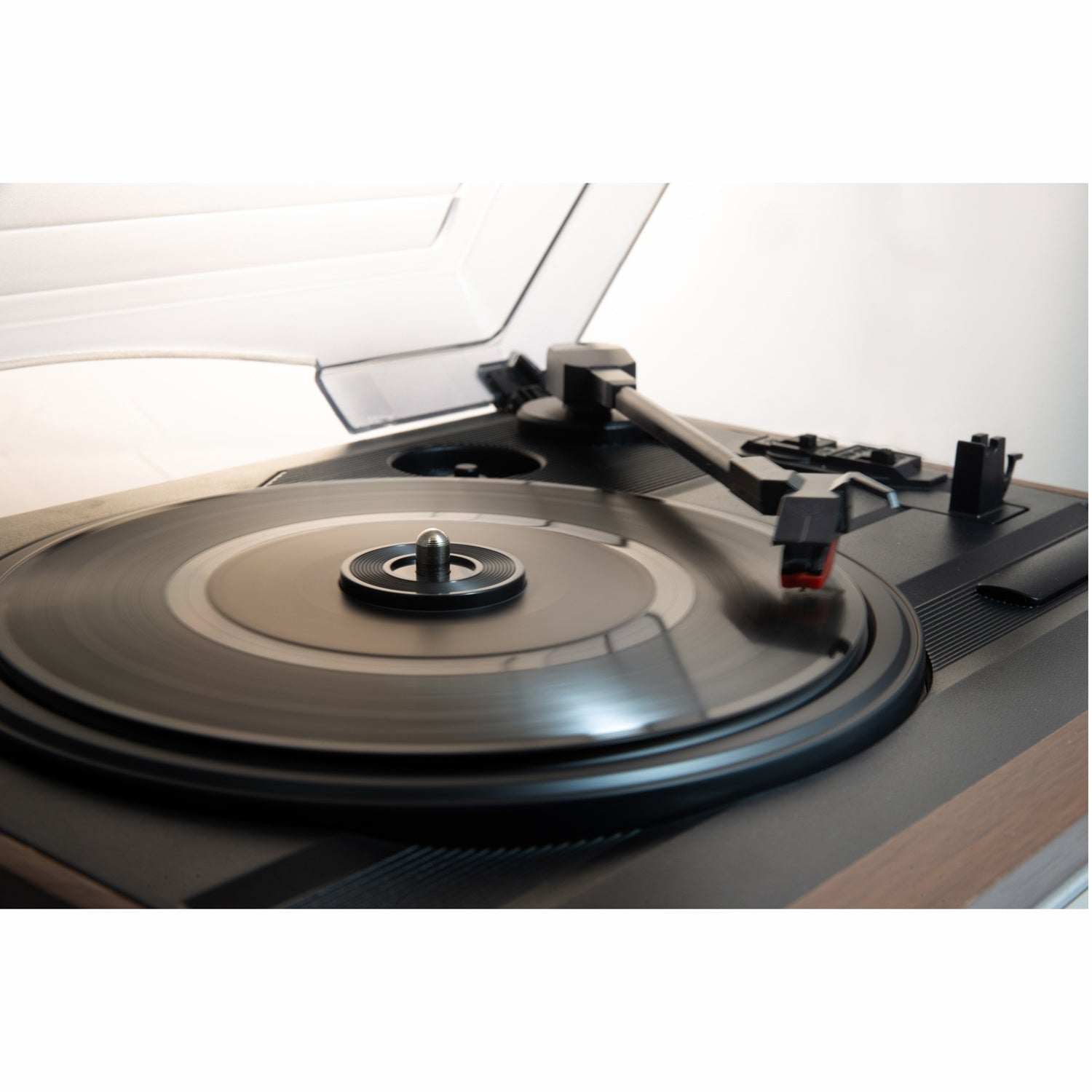 PL186H Turntable with radio and built-in speakers.