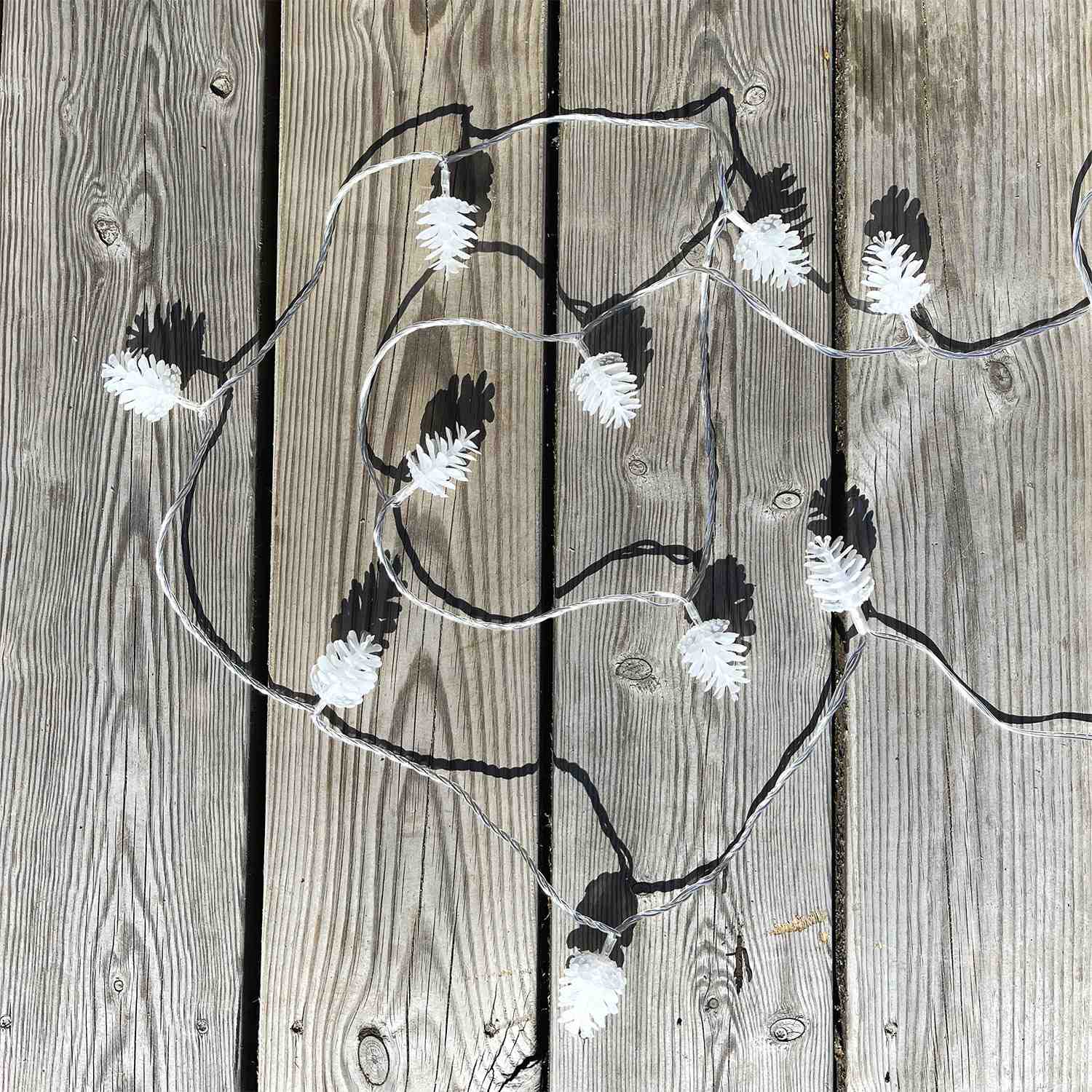 Pine 10m string light white iridescent cones
