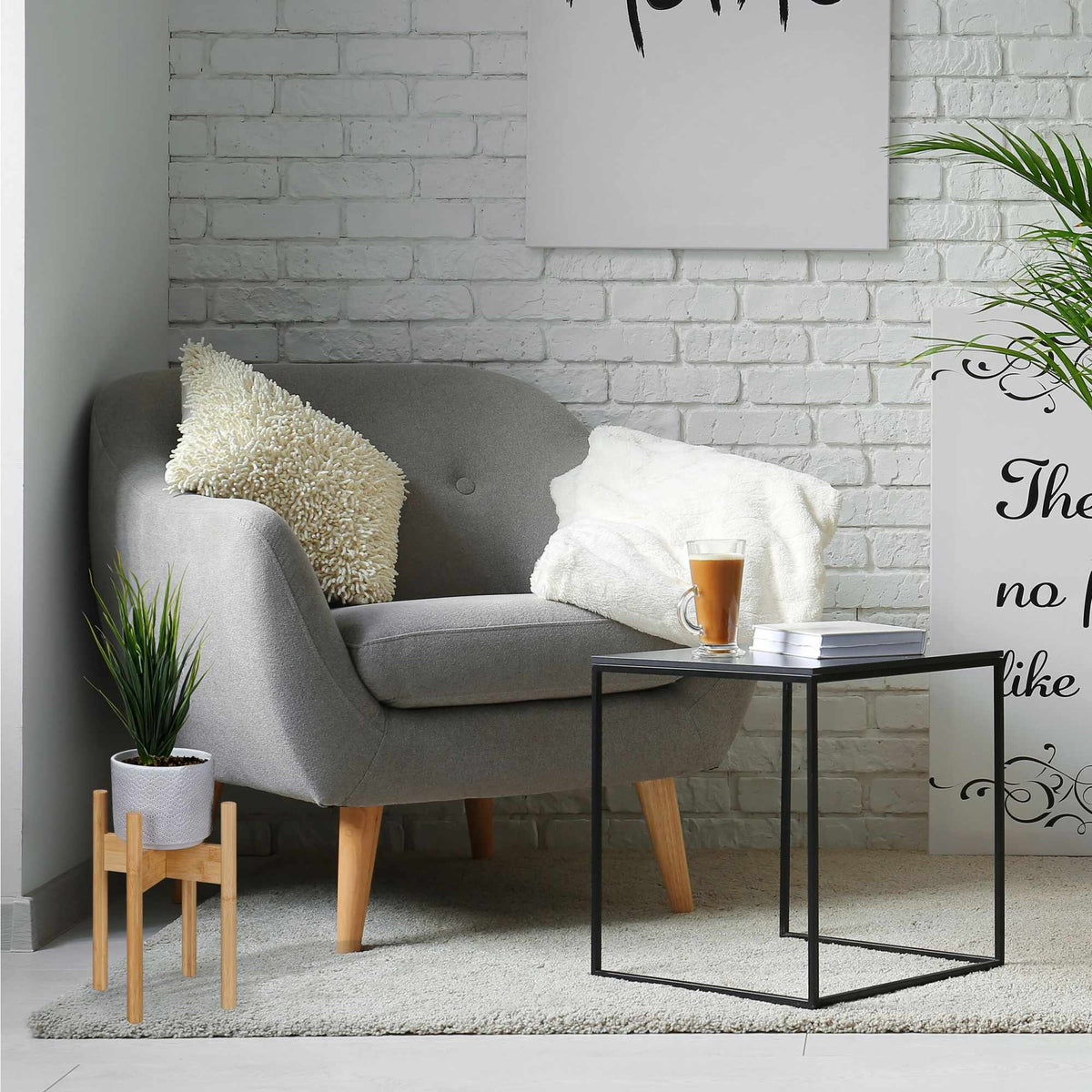 Plant stand in a set of 3
