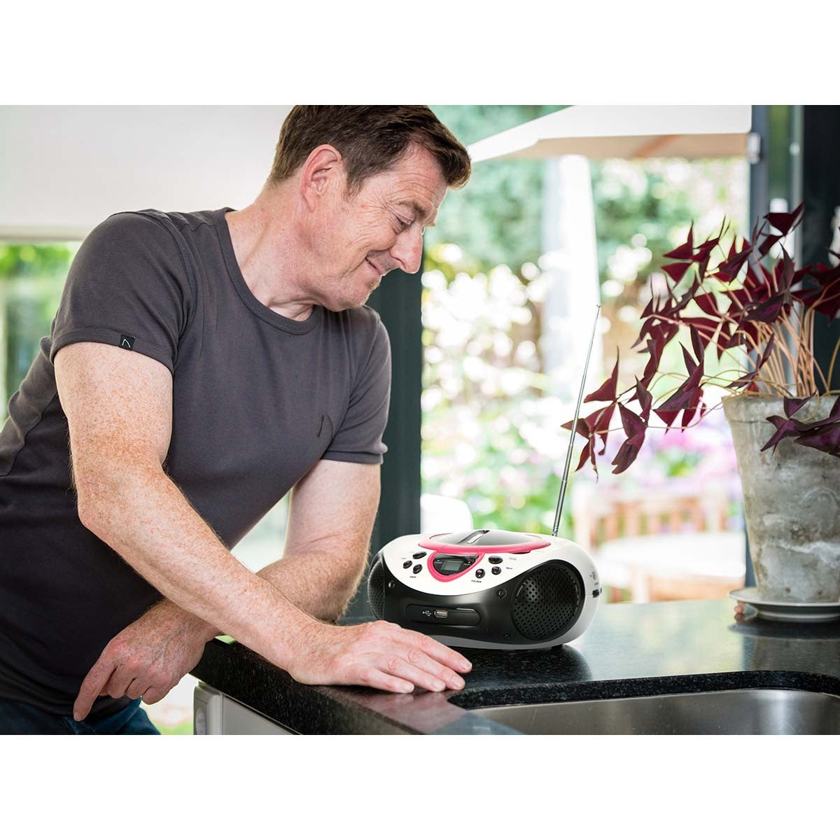 Portable FM Radio CD and USB player Pink