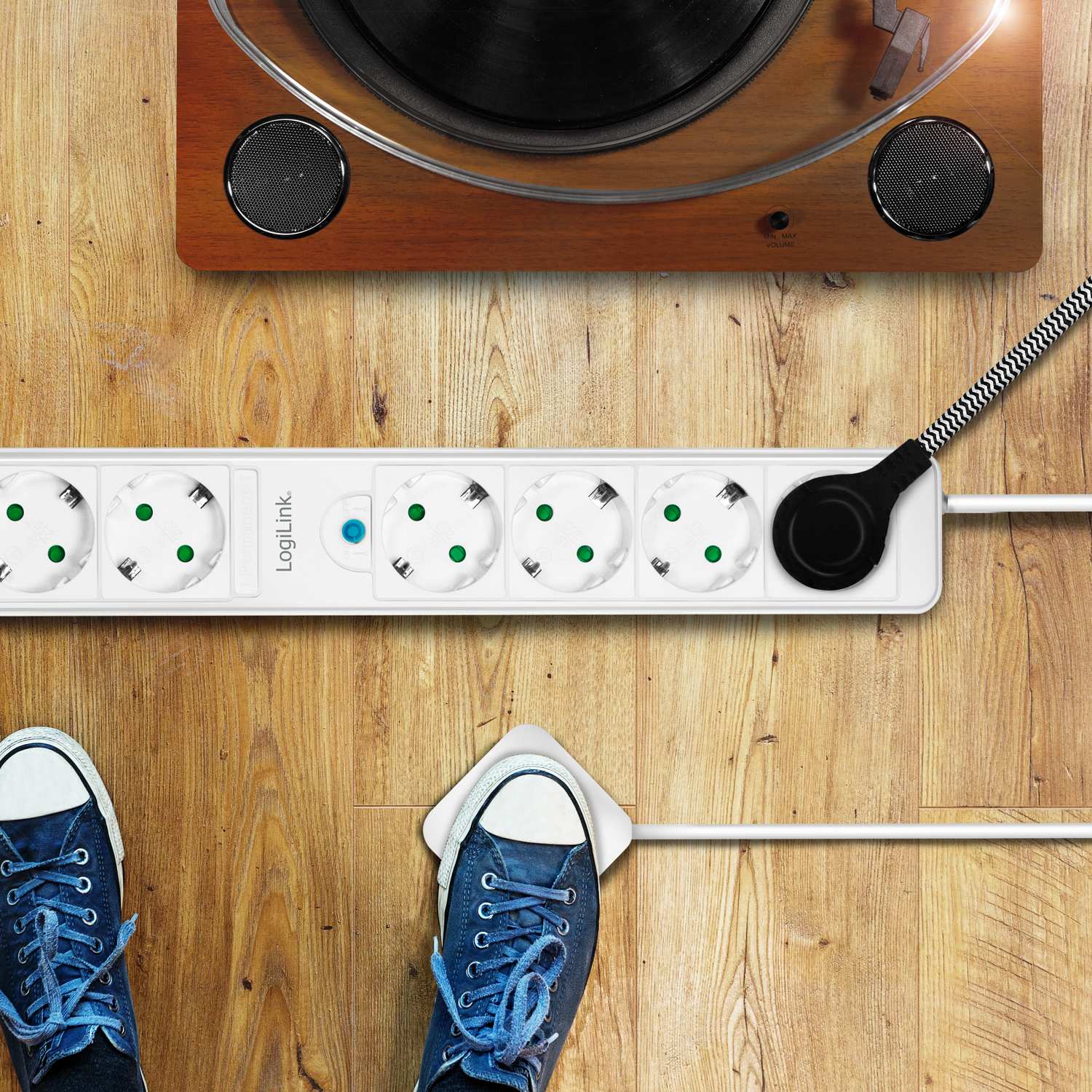 Power outlet 4+2-way with foot switch White