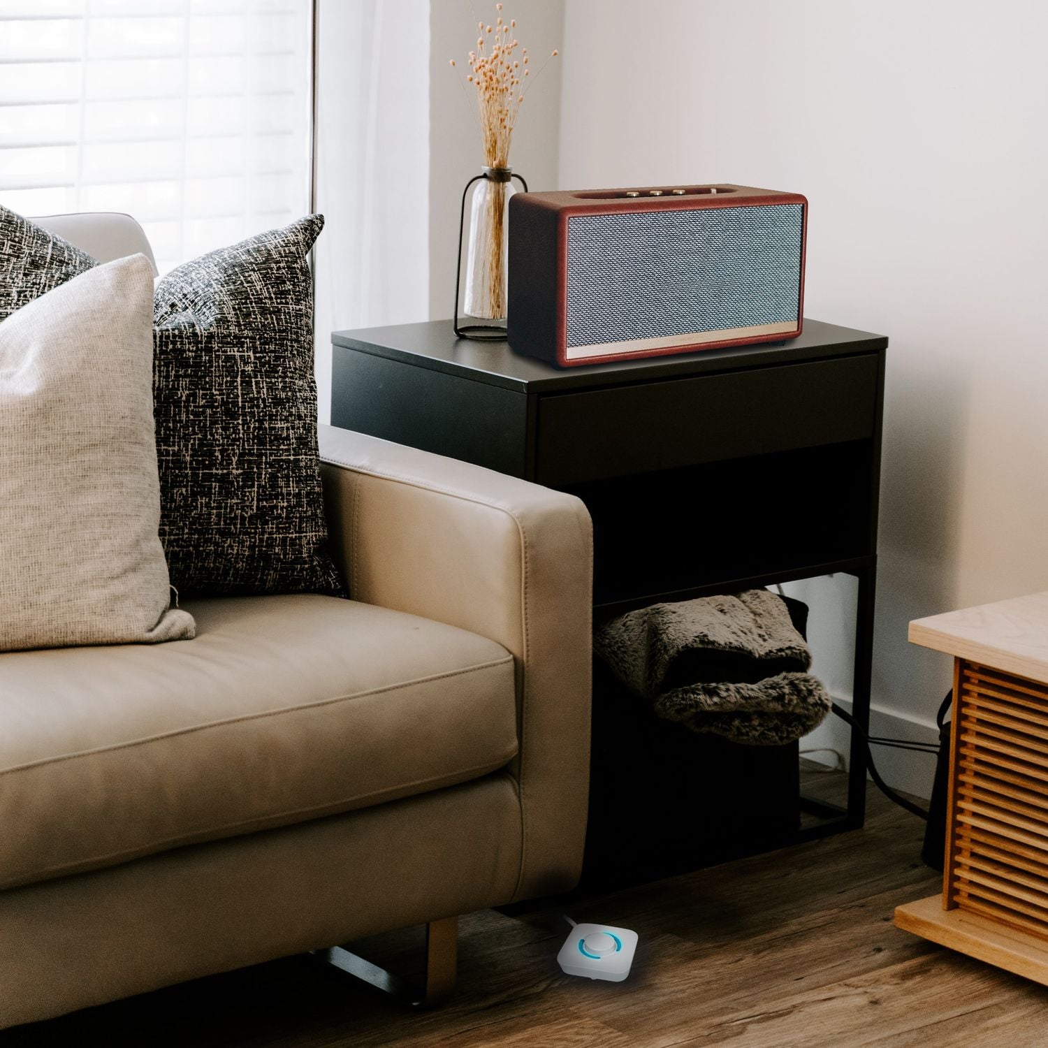 Power outlet 4+2-way with foot switch White