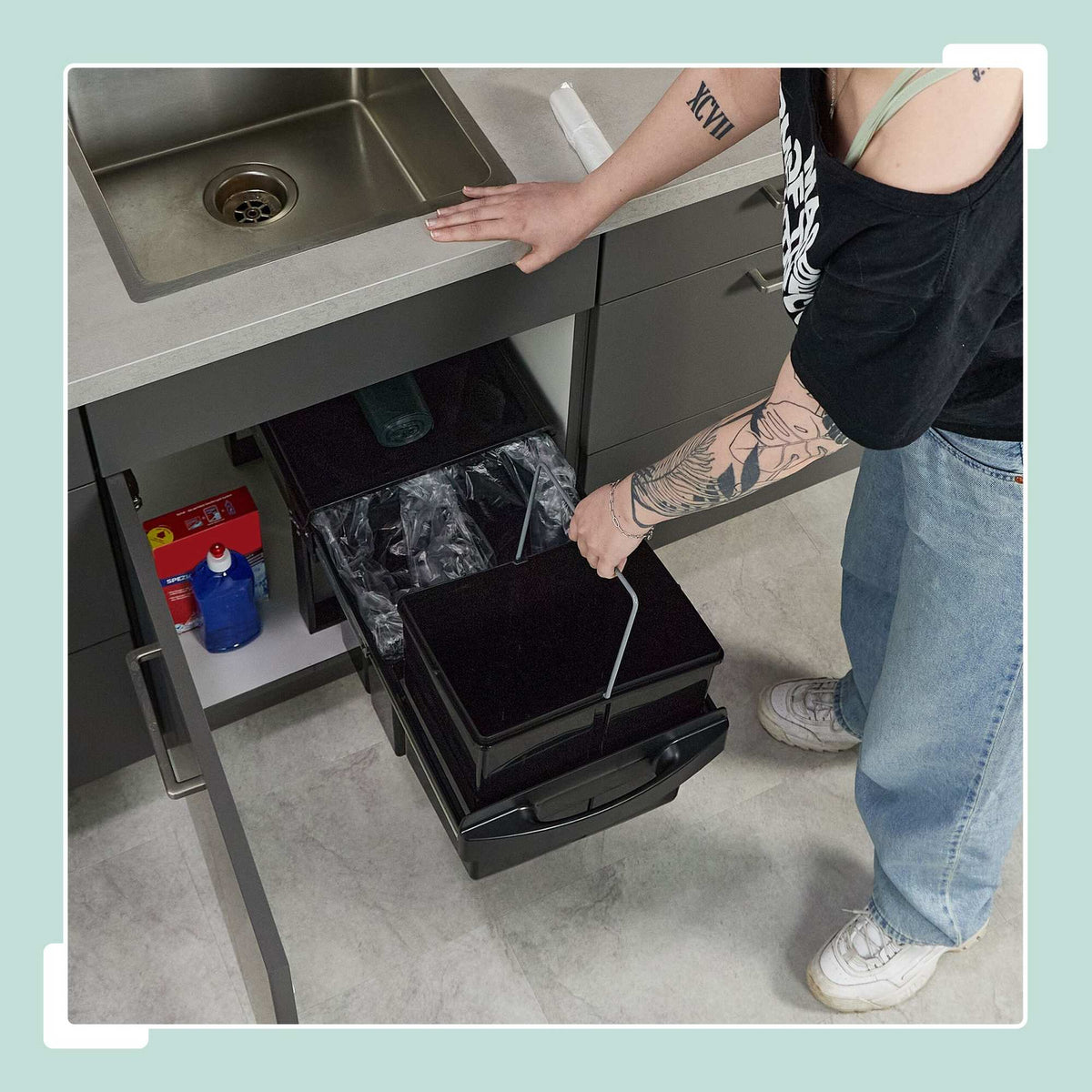 Pull-Out Waste Bin, Black – Space-Saving, Odor-Resistant