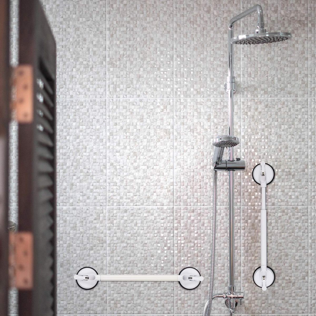 Retractable suction handle