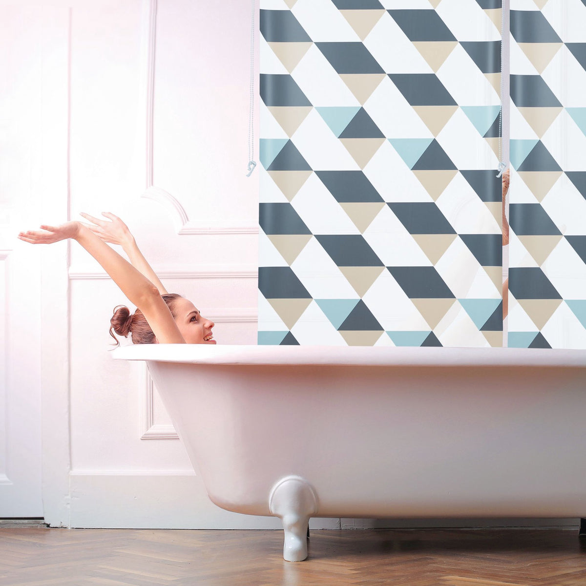 Roller blind for shower with geometric design