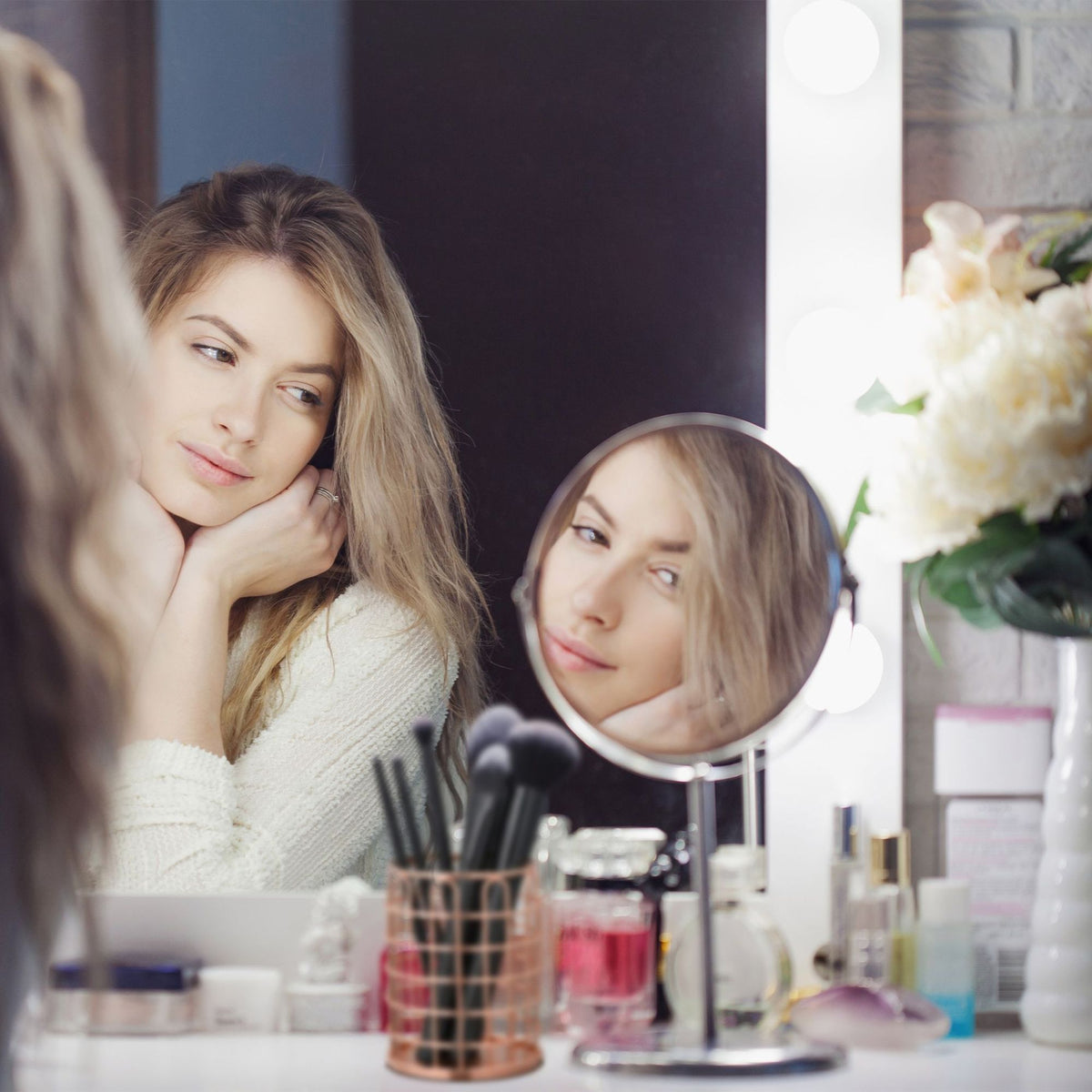 Round stand for make-up brushes