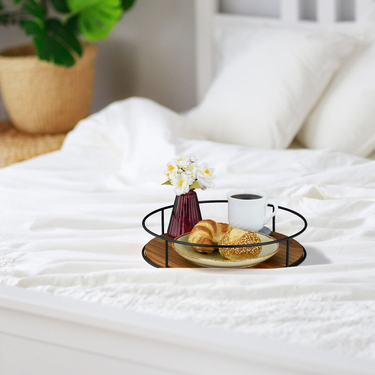 Round tray with metal edge