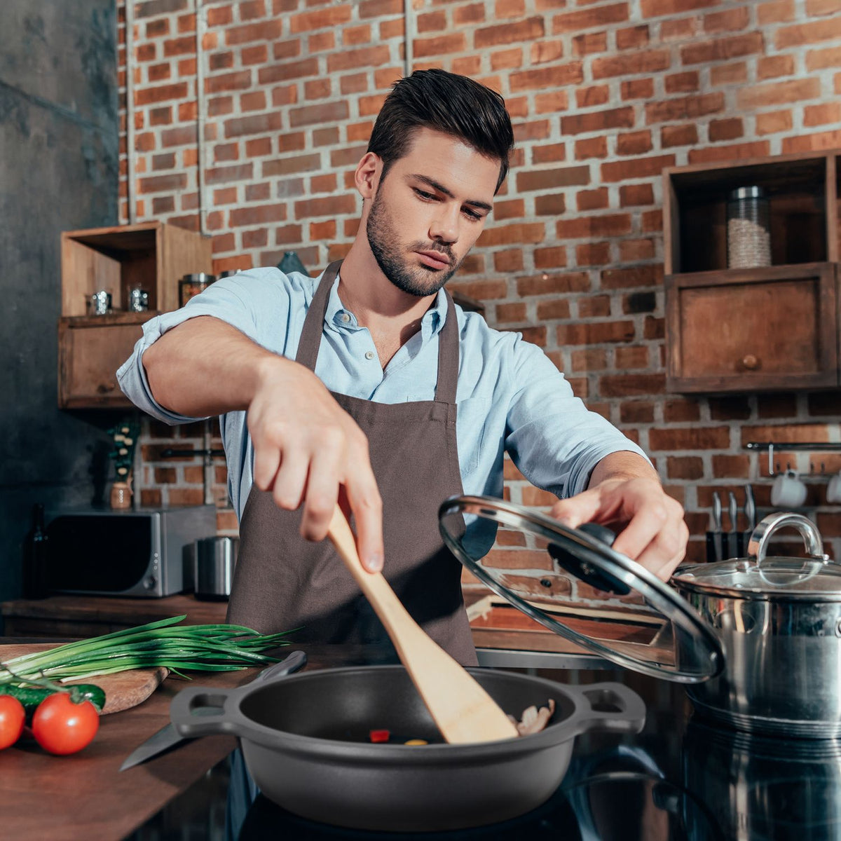 Serving pan with lid